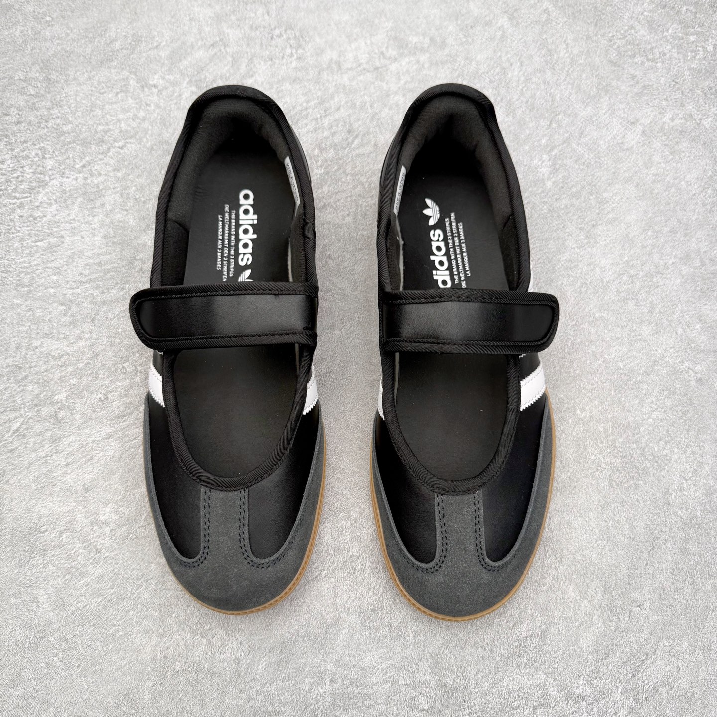 图片[2]-＃DT AD Originals Samba Jane 舒适百搭桑巴玛丽珍鞋板鞋懒人一脚蹬运动鞋 采用皮革材质的设计融合了经典与现代元素 采用了玛丽珍鞋的特色设计 如鞋面上的扣带和环扣装饰 同时保留了Samba鞋的经典三道杠设计和橡胶大底 这款鞋的鞋型修长 中足偏窄 整体贴合感强 适合标准脚型和宽脚型的人群 尺码：36 36.5 37 38 38.5 39 40 40.5 41-选品中心