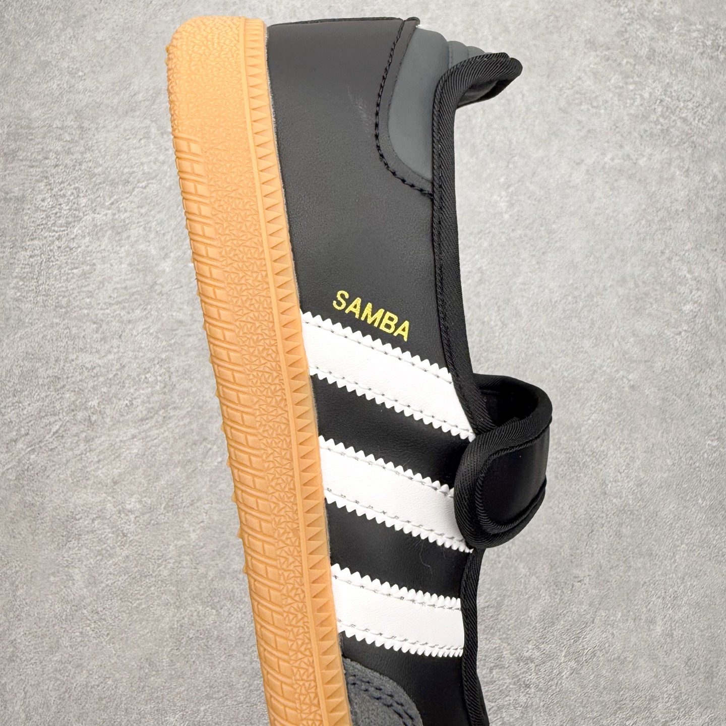 图片[6]-＃DT AD Originals Samba Jane 舒适百搭桑巴玛丽珍鞋板鞋懒人一脚蹬运动鞋 采用皮革材质的设计融合了经典与现代元素 采用了玛丽珍鞋的特色设计 如鞋面上的扣带和环扣装饰 同时保留了Samba鞋的经典三道杠设计和橡胶大底 这款鞋的鞋型修长 中足偏窄 整体贴合感强 适合标准脚型和宽脚型的人群 尺码：36 36.5 37 38 38.5 39 40 40.5 41-选品中心