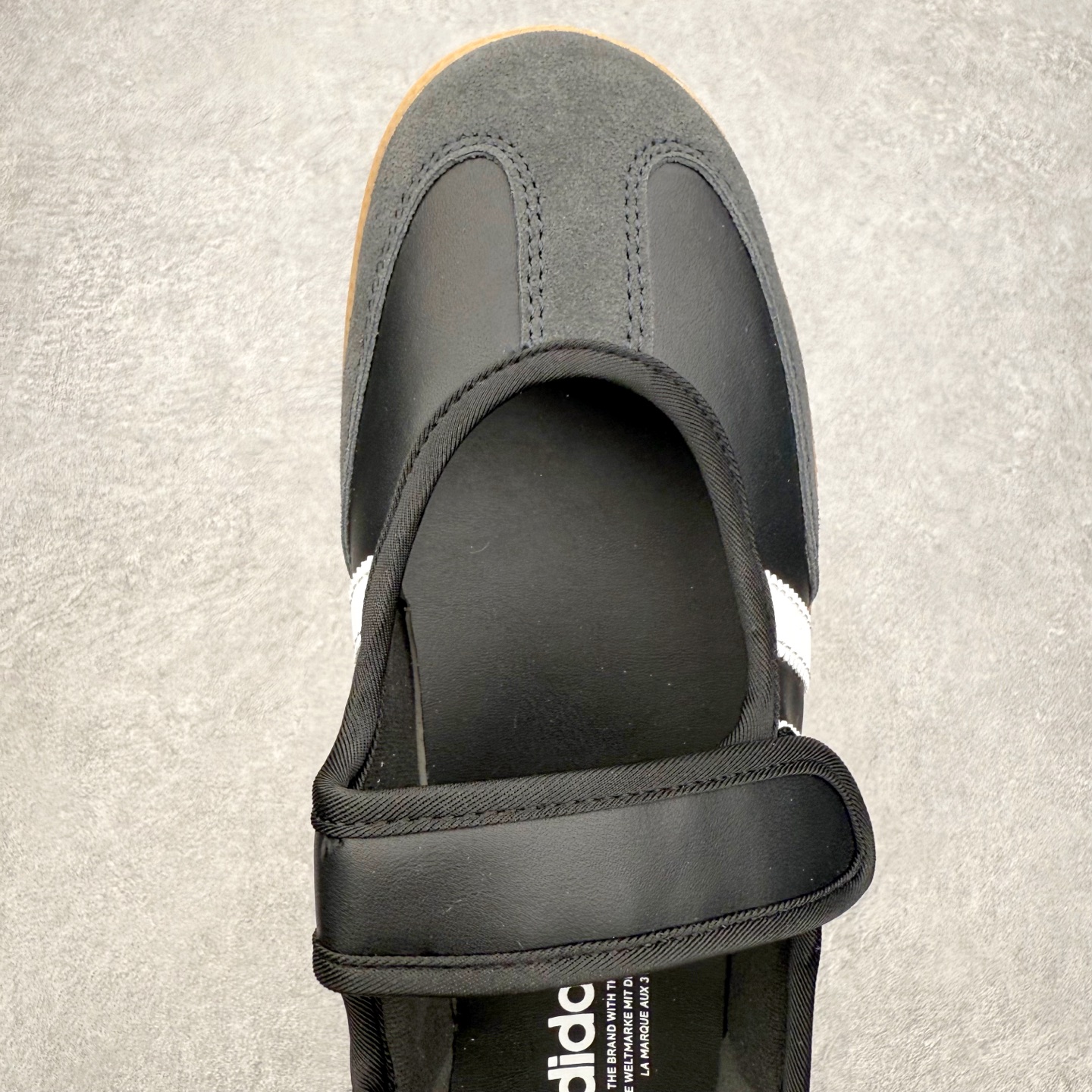 图片[4]-＃DT AD Originals Samba Jane 舒适百搭桑巴玛丽珍鞋板鞋懒人一脚蹬运动鞋 采用皮革材质的设计融合了经典与现代元素 采用了玛丽珍鞋的特色设计 如鞋面上的扣带和环扣装饰 同时保留了Samba鞋的经典三道杠设计和橡胶大底 这款鞋的鞋型修长 中足偏窄 整体贴合感强 适合标准脚型和宽脚型的人群 尺码：36 36.5 37 38 38.5 39 40 40.5 41-选品中心