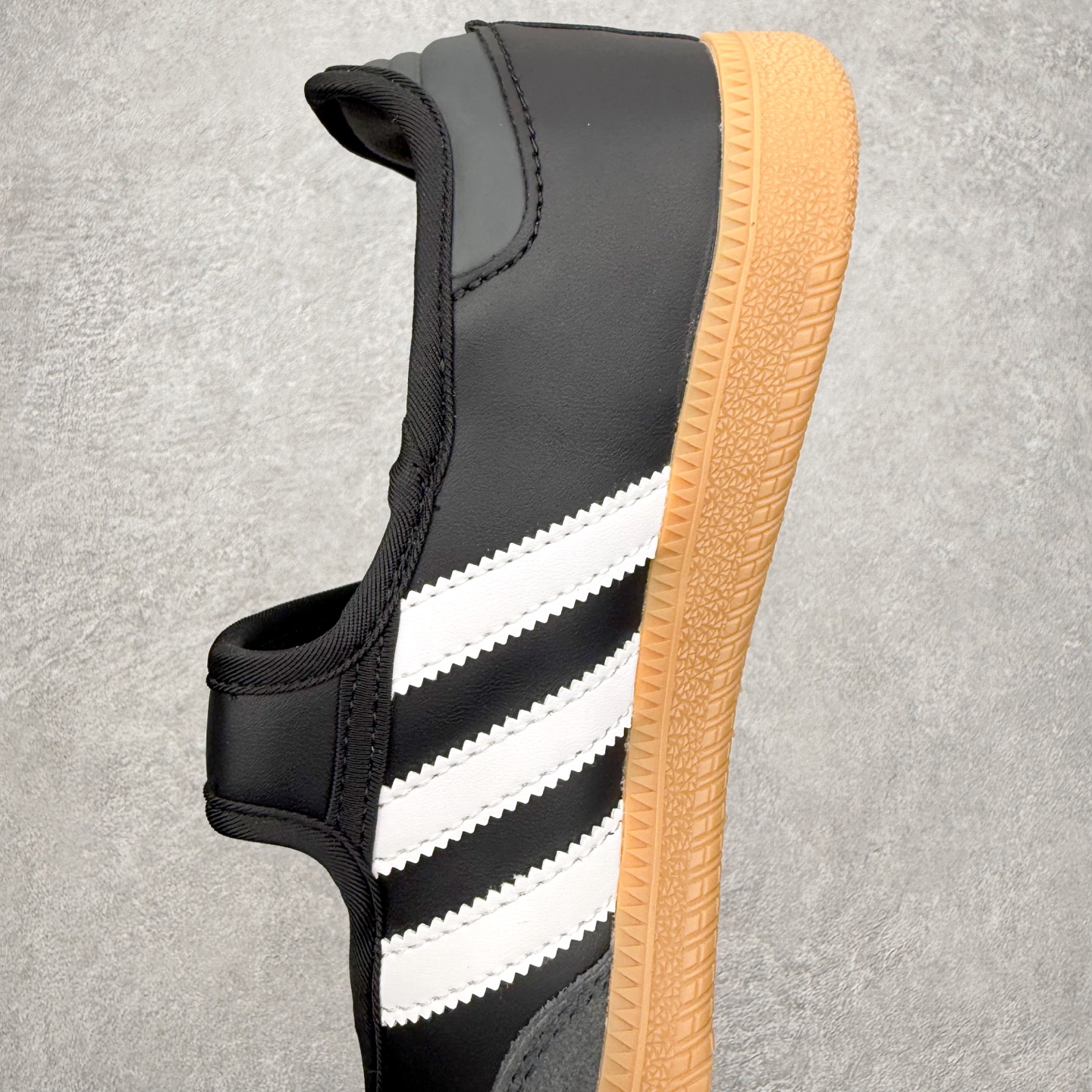 图片[7]-＃DT AD Originals Samba Jane 舒适百搭桑巴玛丽珍鞋板鞋懒人一脚蹬运动鞋 采用皮革材质的设计融合了经典与现代元素 采用了玛丽珍鞋的特色设计 如鞋面上的扣带和环扣装饰 同时保留了Samba鞋的经典三道杠设计和橡胶大底 这款鞋的鞋型修长 中足偏窄 整体贴合感强 适合标准脚型和宽脚型的人群 尺码：36 36.5 37 38 38.5 39 40 40.5 41-选品中心