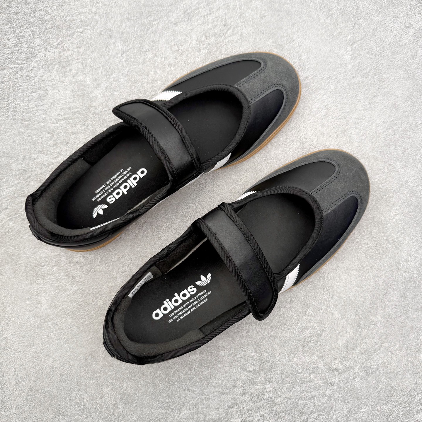 图片[3]-＃DT AD Originals Samba Jane 舒适百搭桑巴玛丽珍鞋板鞋懒人一脚蹬运动鞋 采用皮革材质的设计融合了经典与现代元素 采用了玛丽珍鞋的特色设计 如鞋面上的扣带和环扣装饰 同时保留了Samba鞋的经典三道杠设计和橡胶大底 这款鞋的鞋型修长 中足偏窄 整体贴合感强 适合标准脚型和宽脚型的人群 尺码：36 36.5 37 38 38.5 39 40 40.5 41-选品中心