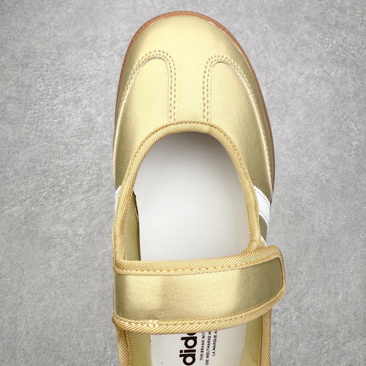 图片[4]-＃DT AD Originals Samba Jane 舒适百搭桑巴玛丽珍鞋板鞋懒人一脚蹬运动鞋 采用皮革材质的设计融合了经典与现代元素 采用了玛丽珍鞋的特色设计 如鞋面上的扣带和环扣装饰 同时保留了Samba鞋的经典三道杠设计和橡胶大底 这款鞋的鞋型修长 中足偏窄 整体贴合感强 适合标准脚型和宽脚型的人群 尺码：36 36.5 37 38 38.5 39 40 40.5 41-选品中心