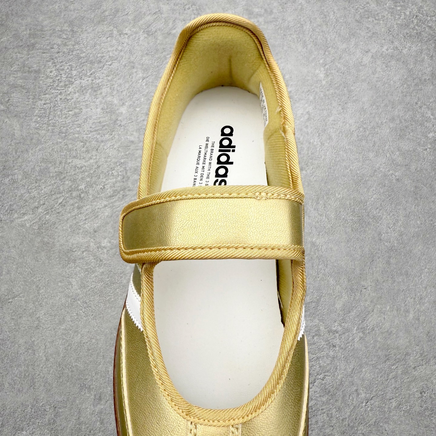 图片[5]-＃DT AD Originals Samba Jane 舒适百搭桑巴玛丽珍鞋板鞋懒人一脚蹬运动鞋 采用皮革材质的设计融合了经典与现代元素 采用了玛丽珍鞋的特色设计 如鞋面上的扣带和环扣装饰 同时保留了Samba鞋的经典三道杠设计和橡胶大底 这款鞋的鞋型修长 中足偏窄 整体贴合感强 适合标准脚型和宽脚型的人群 尺码：36 36.5 37 38 38.5 39 40 40.5 41-选品中心