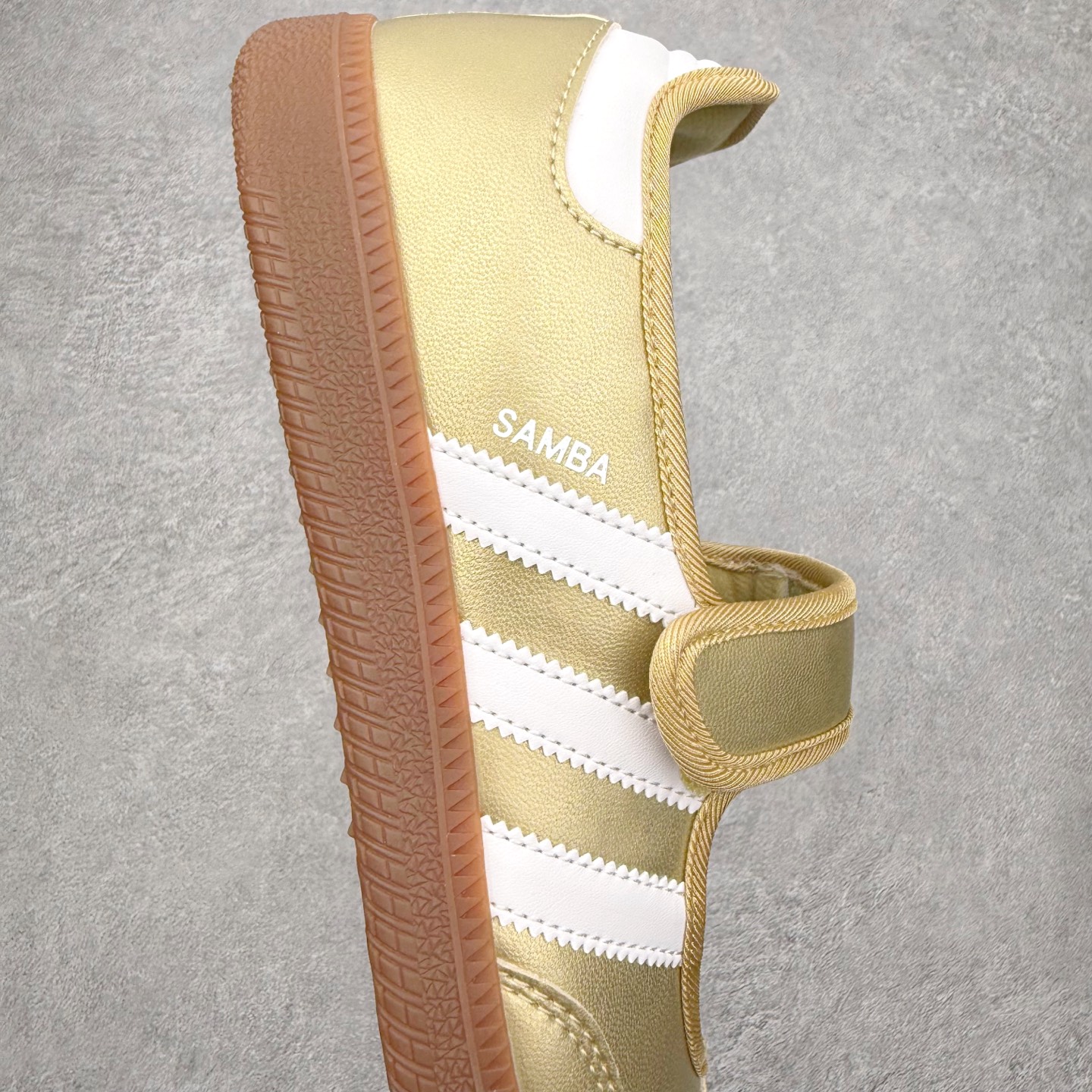 图片[6]-＃DT AD Originals Samba Jane 舒适百搭桑巴玛丽珍鞋板鞋懒人一脚蹬运动鞋 采用皮革材质的设计融合了经典与现代元素 采用了玛丽珍鞋的特色设计 如鞋面上的扣带和环扣装饰 同时保留了Samba鞋的经典三道杠设计和橡胶大底 这款鞋的鞋型修长 中足偏窄 整体贴合感强 适合标准脚型和宽脚型的人群 尺码：36 36.5 37 38 38.5 39 40 40.5 41-选品中心