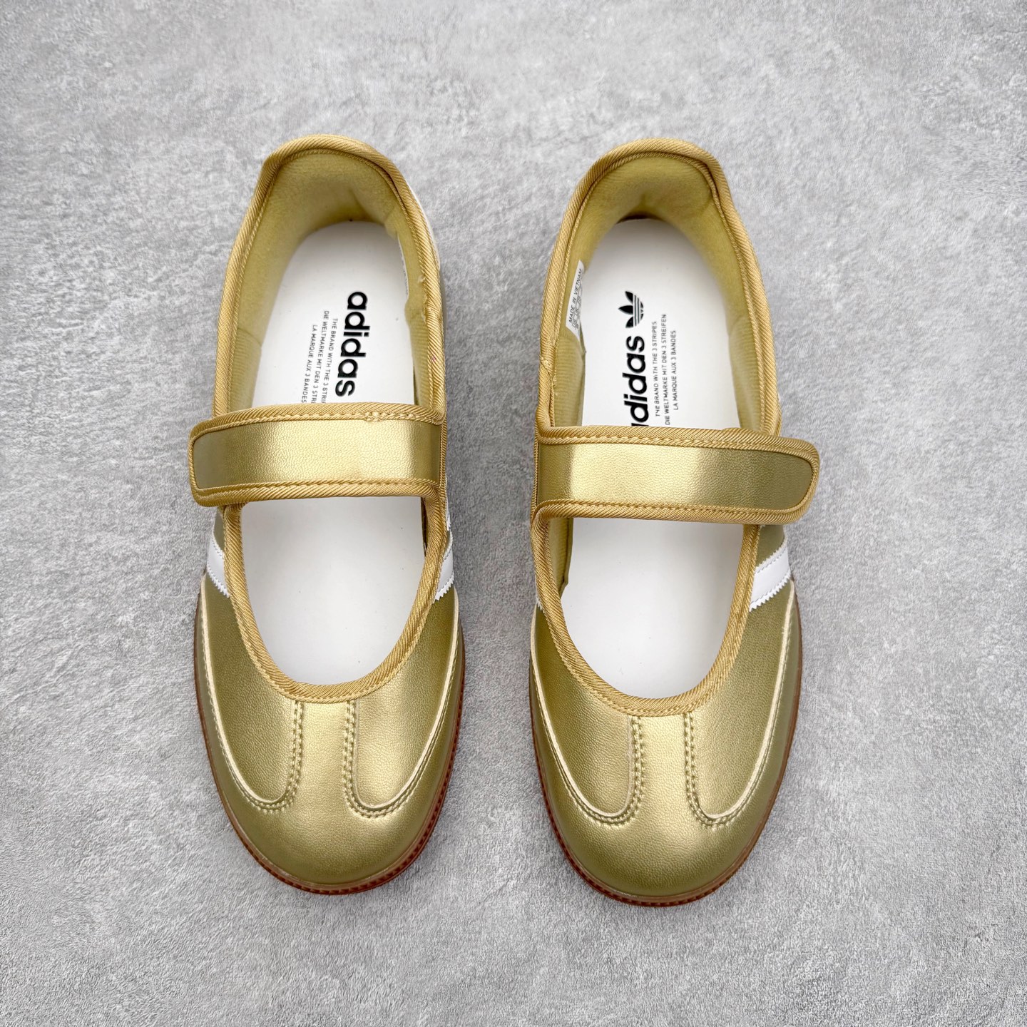 图片[2]-＃DT AD Originals Samba Jane 舒适百搭桑巴玛丽珍鞋板鞋懒人一脚蹬运动鞋 采用皮革材质的设计融合了经典与现代元素 采用了玛丽珍鞋的特色设计 如鞋面上的扣带和环扣装饰 同时保留了Samba鞋的经典三道杠设计和橡胶大底 这款鞋的鞋型修长 中足偏窄 整体贴合感强 适合标准脚型和宽脚型的人群 尺码：36 36.5 37 38 38.5 39 40 40.5 41-选品中心