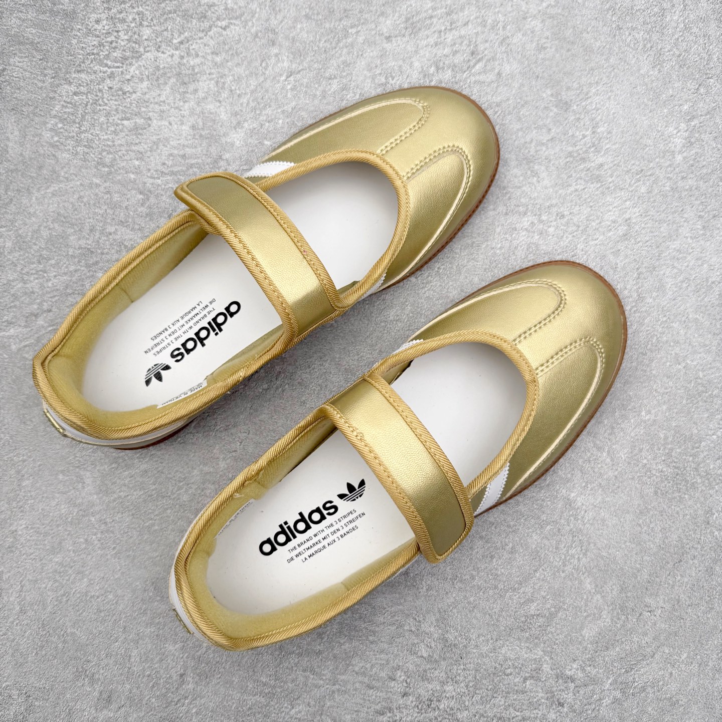 图片[3]-＃DT AD Originals Samba Jane 舒适百搭桑巴玛丽珍鞋板鞋懒人一脚蹬运动鞋 采用皮革材质的设计融合了经典与现代元素 采用了玛丽珍鞋的特色设计 如鞋面上的扣带和环扣装饰 同时保留了Samba鞋的经典三道杠设计和橡胶大底 这款鞋的鞋型修长 中足偏窄 整体贴合感强 适合标准脚型和宽脚型的人群 尺码：36 36.5 37 38 38.5 39 40 40.5 41-选品中心