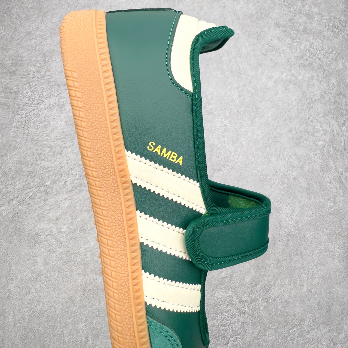 图片[6]-＃DT AD Originals Samba Jane 舒适百搭桑巴玛丽珍鞋板鞋懒人一脚蹬运动鞋 采用皮革材质的设计融合了经典与现代元素 采用了玛丽珍鞋的特色设计 如鞋面上的扣带和环扣装饰 同时保留了Samba鞋的经典三道杠设计和橡胶大底 这款鞋的鞋型修长 中足偏窄 整体贴合感强 适合标准脚型和宽脚型的人群 尺码：36 36.5 37 38 38.5 39 40 40.5 41-选品中心