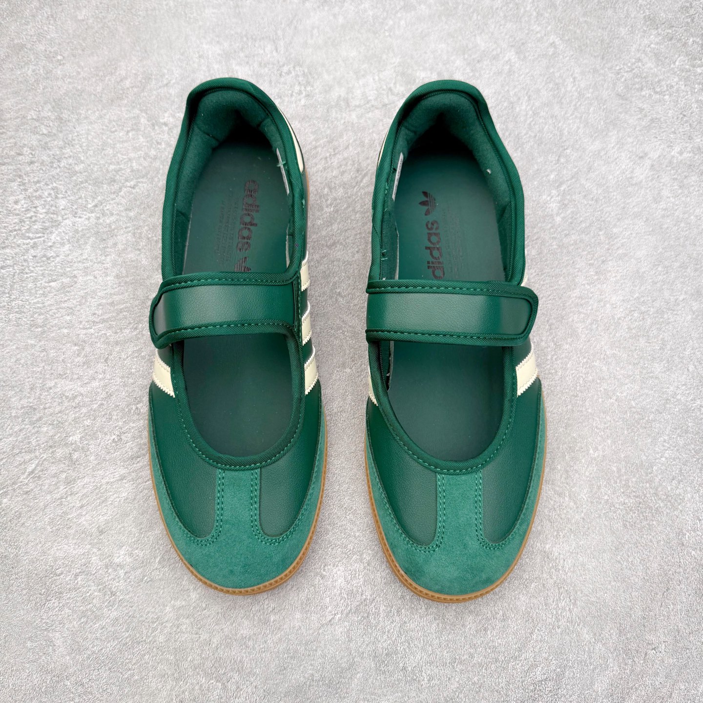 图片[2]-＃DT AD Originals Samba Jane 舒适百搭桑巴玛丽珍鞋板鞋懒人一脚蹬运动鞋 采用皮革材质的设计融合了经典与现代元素 采用了玛丽珍鞋的特色设计 如鞋面上的扣带和环扣装饰 同时保留了Samba鞋的经典三道杠设计和橡胶大底 这款鞋的鞋型修长 中足偏窄 整体贴合感强 适合标准脚型和宽脚型的人群 尺码：36 36.5 37 38 38.5 39 40 40.5 41-选品中心