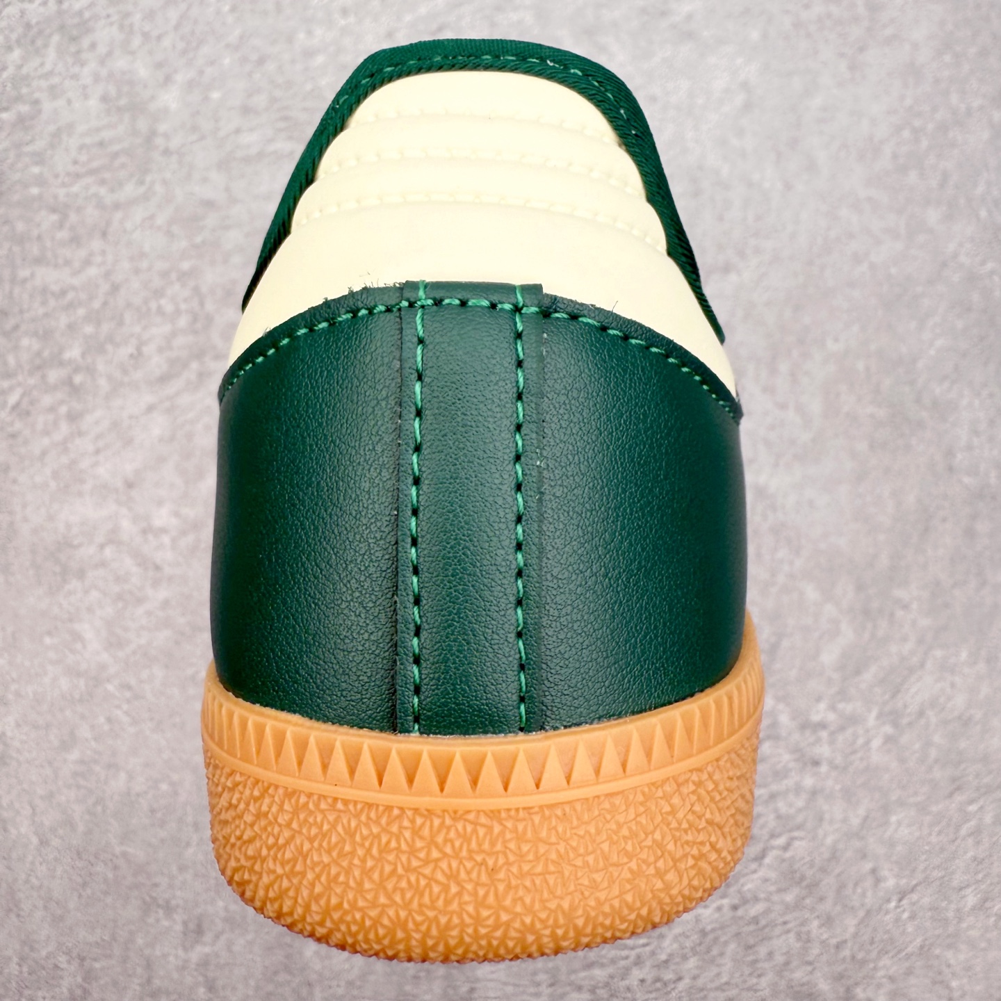 图片[8]-＃DT AD Originals Samba Jane 舒适百搭桑巴玛丽珍鞋板鞋懒人一脚蹬运动鞋 采用皮革材质的设计融合了经典与现代元素 采用了玛丽珍鞋的特色设计 如鞋面上的扣带和环扣装饰 同时保留了Samba鞋的经典三道杠设计和橡胶大底 这款鞋的鞋型修长 中足偏窄 整体贴合感强 适合标准脚型和宽脚型的人群 尺码：36 36.5 37 38 38.5 39 40 40.5 41-选品中心