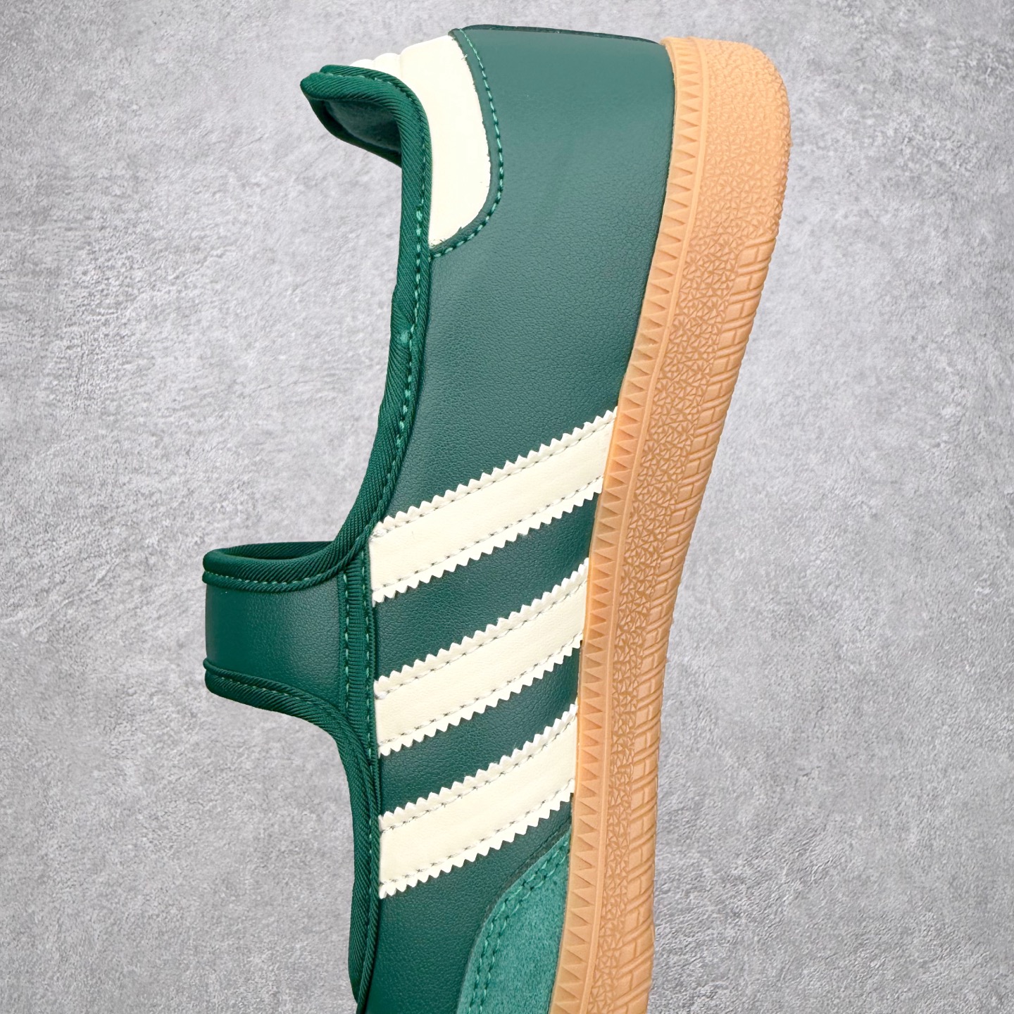 图片[7]-＃DT AD Originals Samba Jane 舒适百搭桑巴玛丽珍鞋板鞋懒人一脚蹬运动鞋 采用皮革材质的设计融合了经典与现代元素 采用了玛丽珍鞋的特色设计 如鞋面上的扣带和环扣装饰 同时保留了Samba鞋的经典三道杠设计和橡胶大底 这款鞋的鞋型修长 中足偏窄 整体贴合感强 适合标准脚型和宽脚型的人群 尺码：36 36.5 37 38 38.5 39 40 40.5 41-选品中心