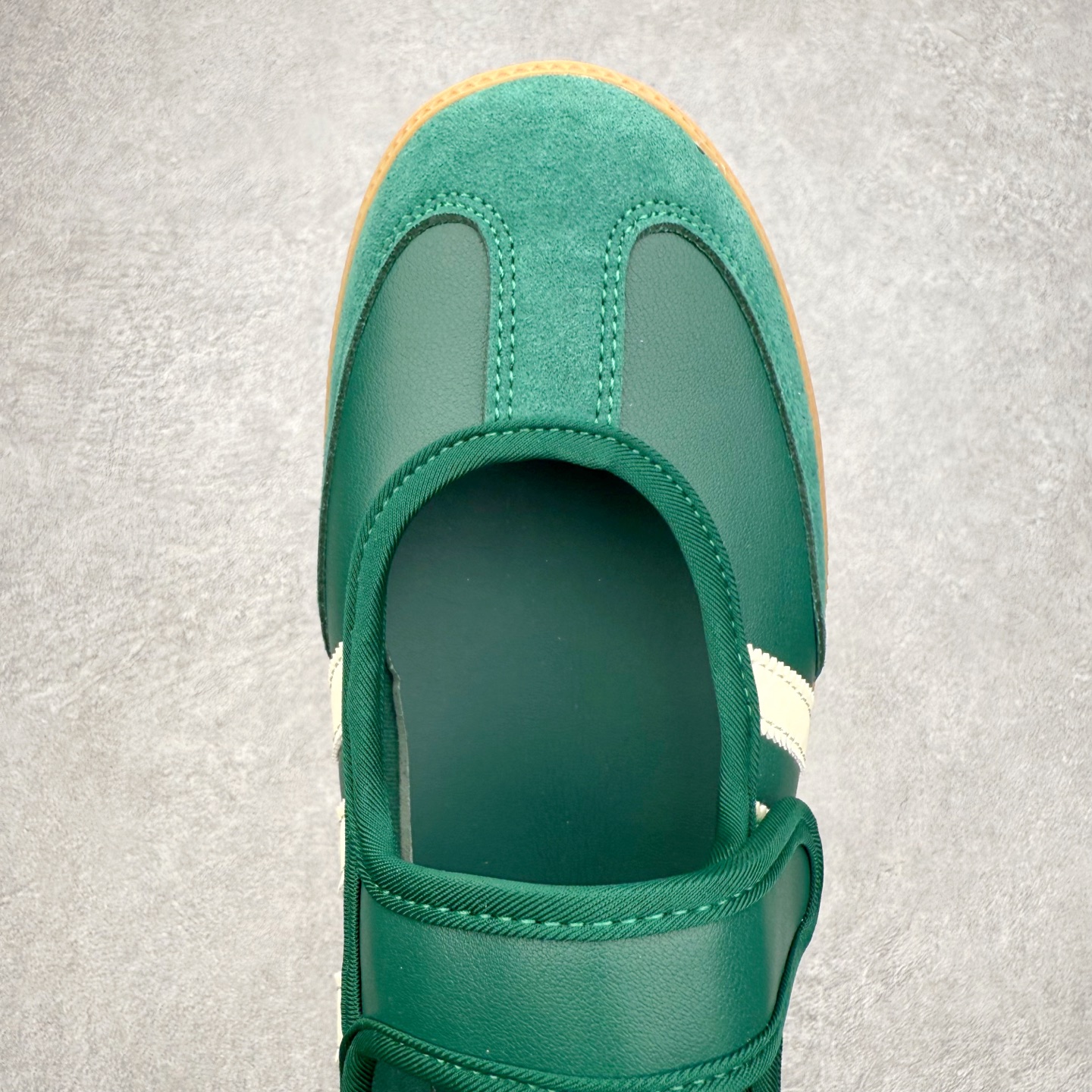 图片[4]-＃DT AD Originals Samba Jane 舒适百搭桑巴玛丽珍鞋板鞋懒人一脚蹬运动鞋 采用皮革材质的设计融合了经典与现代元素 采用了玛丽珍鞋的特色设计 如鞋面上的扣带和环扣装饰 同时保留了Samba鞋的经典三道杠设计和橡胶大底 这款鞋的鞋型修长 中足偏窄 整体贴合感强 适合标准脚型和宽脚型的人群 尺码：36 36.5 37 38 38.5 39 40 40.5 41-选品中心