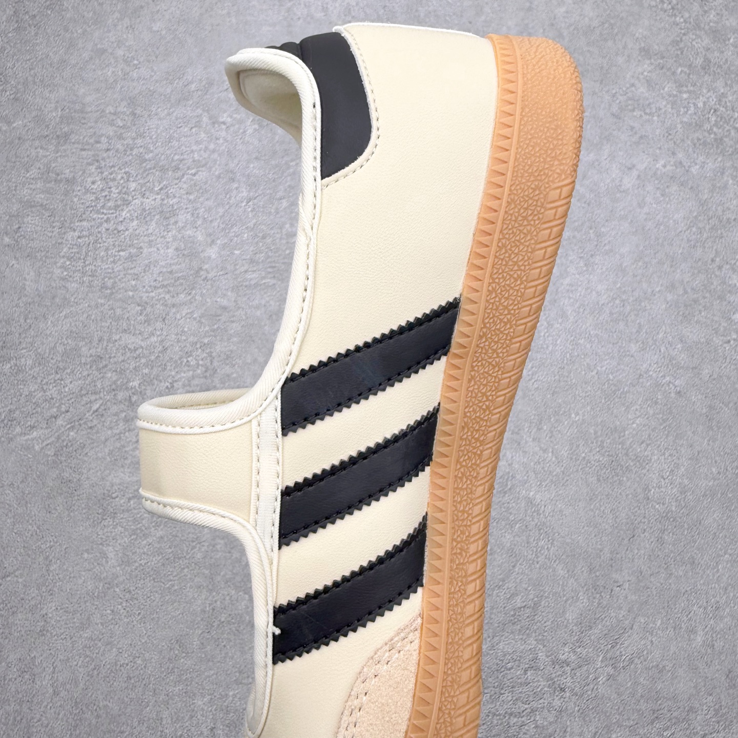 图片[7]-＃DT AD Originals Samba Jane 舒适百搭桑巴玛丽珍鞋板鞋懒人一脚蹬运动鞋 采用皮革材质的设计融合了经典与现代元素 采用了玛丽珍鞋的特色设计 如鞋面上的扣带和环扣装饰 同时保留了Samba鞋的经典三道杠设计和橡胶大底 这款鞋的鞋型修长 中足偏窄 整体贴合感强 适合标准脚型和宽脚型的人群 尺码：36 36.5 37 38 38.5 39 40 40.5 41-选品中心