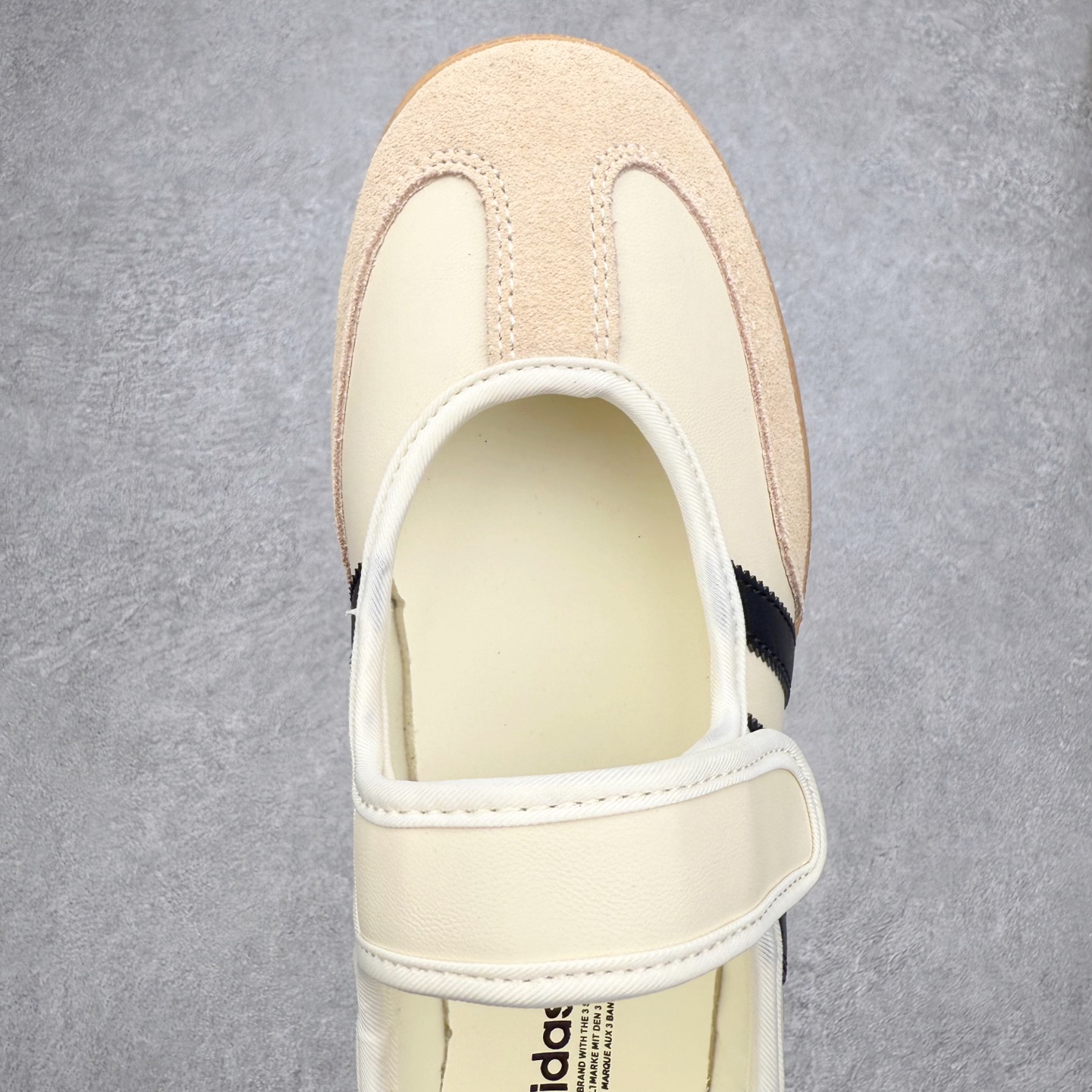 图片[4]-＃DT AD Originals Samba Jane 舒适百搭桑巴玛丽珍鞋板鞋懒人一脚蹬运动鞋 采用皮革材质的设计融合了经典与现代元素 采用了玛丽珍鞋的特色设计 如鞋面上的扣带和环扣装饰 同时保留了Samba鞋的经典三道杠设计和橡胶大底 这款鞋的鞋型修长 中足偏窄 整体贴合感强 适合标准脚型和宽脚型的人群 尺码：36 36.5 37 38 38.5 39 40 40.5 41-选品中心