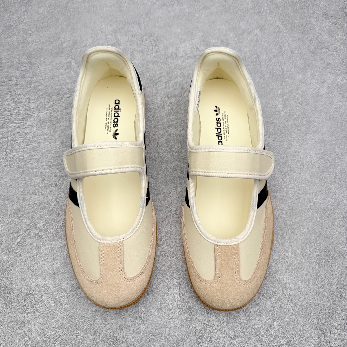 图片[2]-＃DT AD Originals Samba Jane 舒适百搭桑巴玛丽珍鞋板鞋懒人一脚蹬运动鞋 采用皮革材质的设计融合了经典与现代元素 采用了玛丽珍鞋的特色设计 如鞋面上的扣带和环扣装饰 同时保留了Samba鞋的经典三道杠设计和橡胶大底 这款鞋的鞋型修长 中足偏窄 整体贴合感强 适合标准脚型和宽脚型的人群 尺码：36 36.5 37 38 38.5 39 40 40.5 41-选品中心