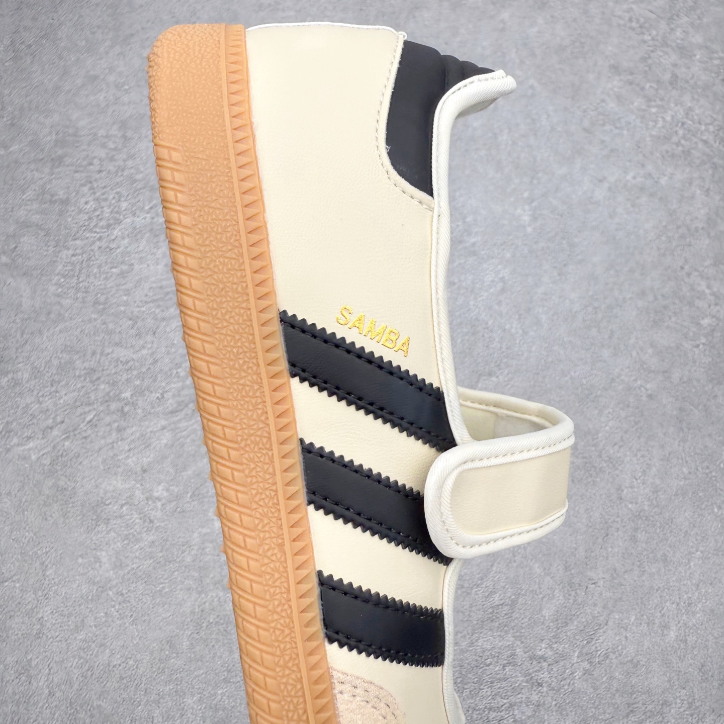 图片[6]-＃DT AD Originals Samba Jane 舒适百搭桑巴玛丽珍鞋板鞋懒人一脚蹬运动鞋 采用皮革材质的设计融合了经典与现代元素 采用了玛丽珍鞋的特色设计 如鞋面上的扣带和环扣装饰 同时保留了Samba鞋的经典三道杠设计和橡胶大底 这款鞋的鞋型修长 中足偏窄 整体贴合感强 适合标准脚型和宽脚型的人群 尺码：36 36.5 37 38 38.5 39 40 40.5 41-选品中心
