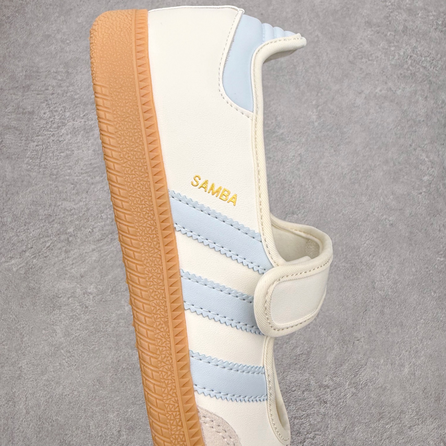图片[6]-＃DT AD Originals Samba Jane 舒适百搭桑巴玛丽珍鞋板鞋懒人一脚蹬运动鞋 采用皮革材质的设计融合了经典与现代元素 采用了玛丽珍鞋的特色设计 如鞋面上的扣带和环扣装饰 同时保留了Samba鞋的经典三道杠设计和橡胶大底 这款鞋的鞋型修长 中足偏窄 整体贴合感强 适合标准脚型和宽脚型的人群 尺码：36 36.5 37 38 38.5 39 40 40.5 41-选品中心