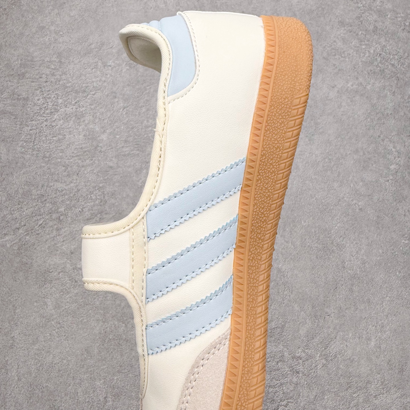 图片[7]-＃DT AD Originals Samba Jane 舒适百搭桑巴玛丽珍鞋板鞋懒人一脚蹬运动鞋 采用皮革材质的设计融合了经典与现代元素 采用了玛丽珍鞋的特色设计 如鞋面上的扣带和环扣装饰 同时保留了Samba鞋的经典三道杠设计和橡胶大底 这款鞋的鞋型修长 中足偏窄 整体贴合感强 适合标准脚型和宽脚型的人群 尺码：36 36.5 37 38 38.5 39 40 40.5 41-选品中心