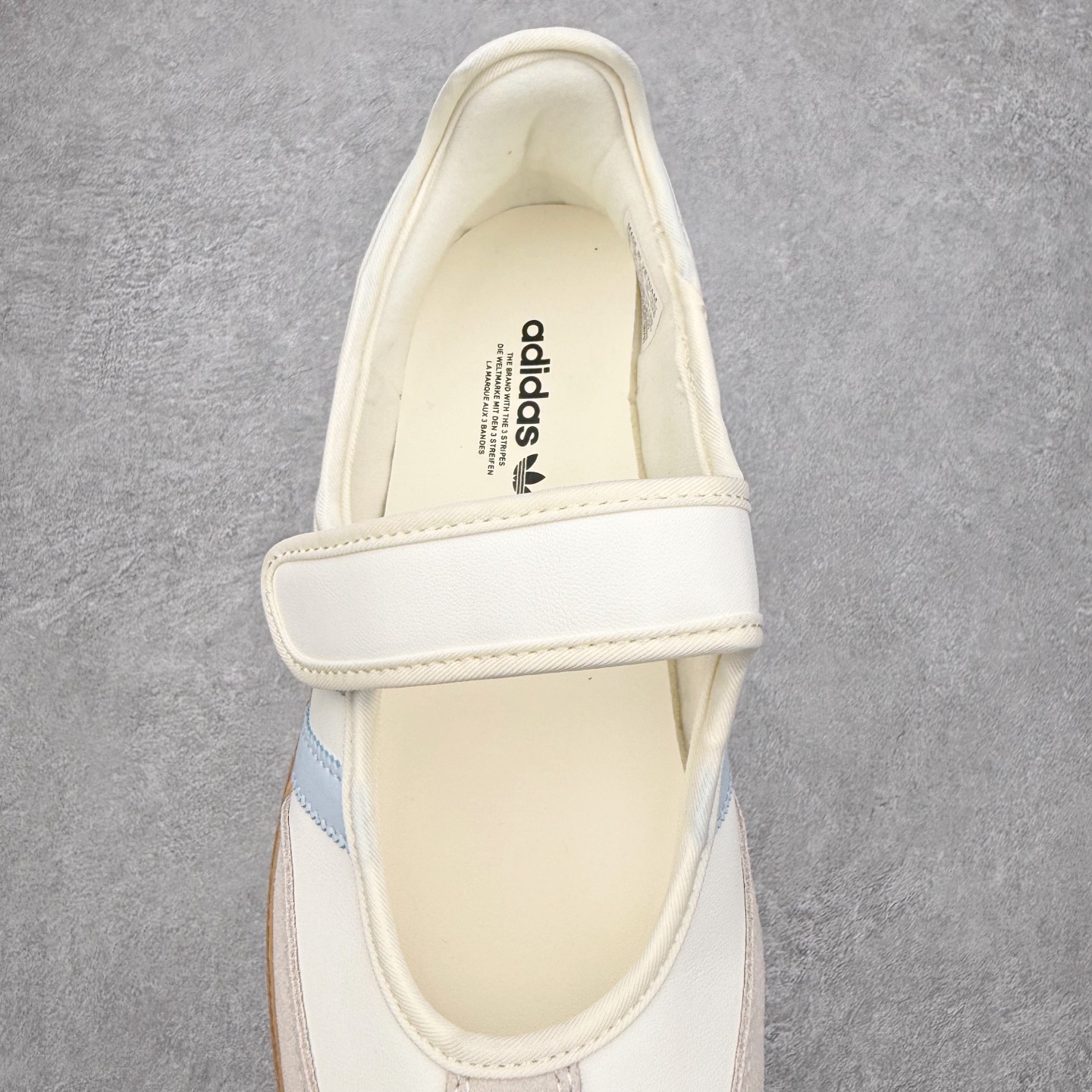 图片[5]-＃DT AD Originals Samba Jane 舒适百搭桑巴玛丽珍鞋板鞋懒人一脚蹬运动鞋 采用皮革材质的设计融合了经典与现代元素 采用了玛丽珍鞋的特色设计 如鞋面上的扣带和环扣装饰 同时保留了Samba鞋的经典三道杠设计和橡胶大底 这款鞋的鞋型修长 中足偏窄 整体贴合感强 适合标准脚型和宽脚型的人群 尺码：36 36.5 37 38 38.5 39 40 40.5 41-选品中心