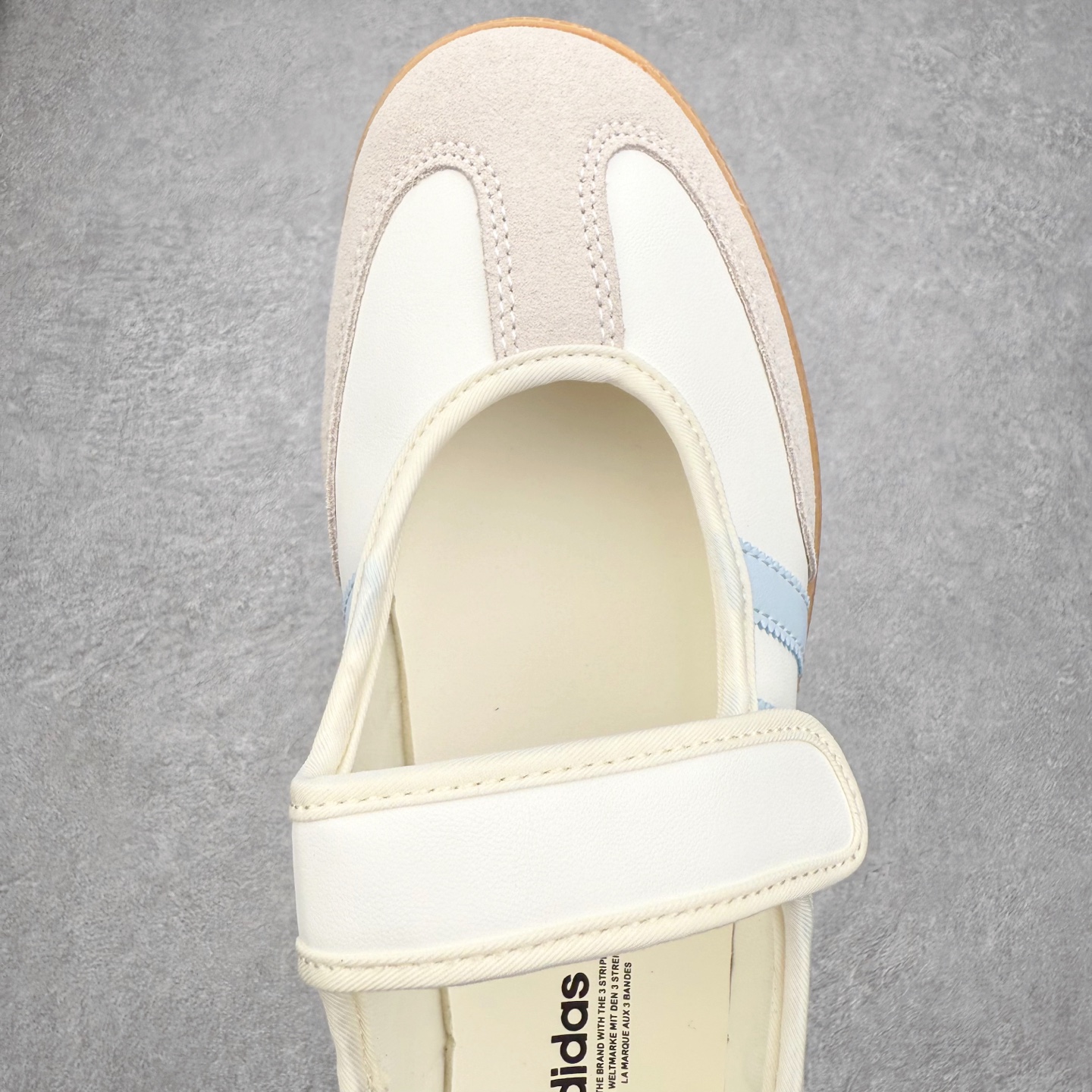 图片[4]-＃DT AD Originals Samba Jane 舒适百搭桑巴玛丽珍鞋板鞋懒人一脚蹬运动鞋 采用皮革材质的设计融合了经典与现代元素 采用了玛丽珍鞋的特色设计 如鞋面上的扣带和环扣装饰 同时保留了Samba鞋的经典三道杠设计和橡胶大底 这款鞋的鞋型修长 中足偏窄 整体贴合感强 适合标准脚型和宽脚型的人群 尺码：36 36.5 37 38 38.5 39 40 40.5 41-选品中心