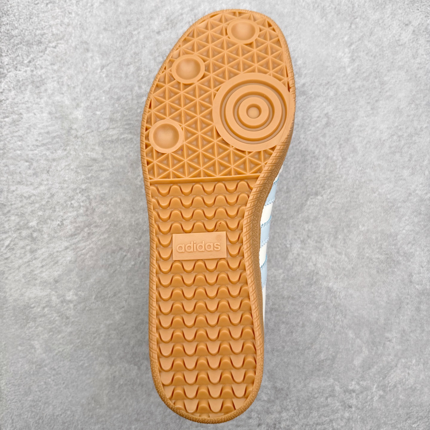 图片[9]-＃DT AD Originals Samba Jane 舒适百搭桑巴玛丽珍鞋板鞋懒人一脚蹬运动鞋 采用皮革材质的设计融合了经典与现代元素 采用了玛丽珍鞋的特色设计 如鞋面上的扣带和环扣装饰 同时保留了Samba鞋的经典三道杠设计和橡胶大底 这款鞋的鞋型修长 中足偏窄 整体贴合感强 适合标准脚型和宽脚型的人群 尺码：36 36.5 37 38 38.5 39 40 40.5 41-选品中心