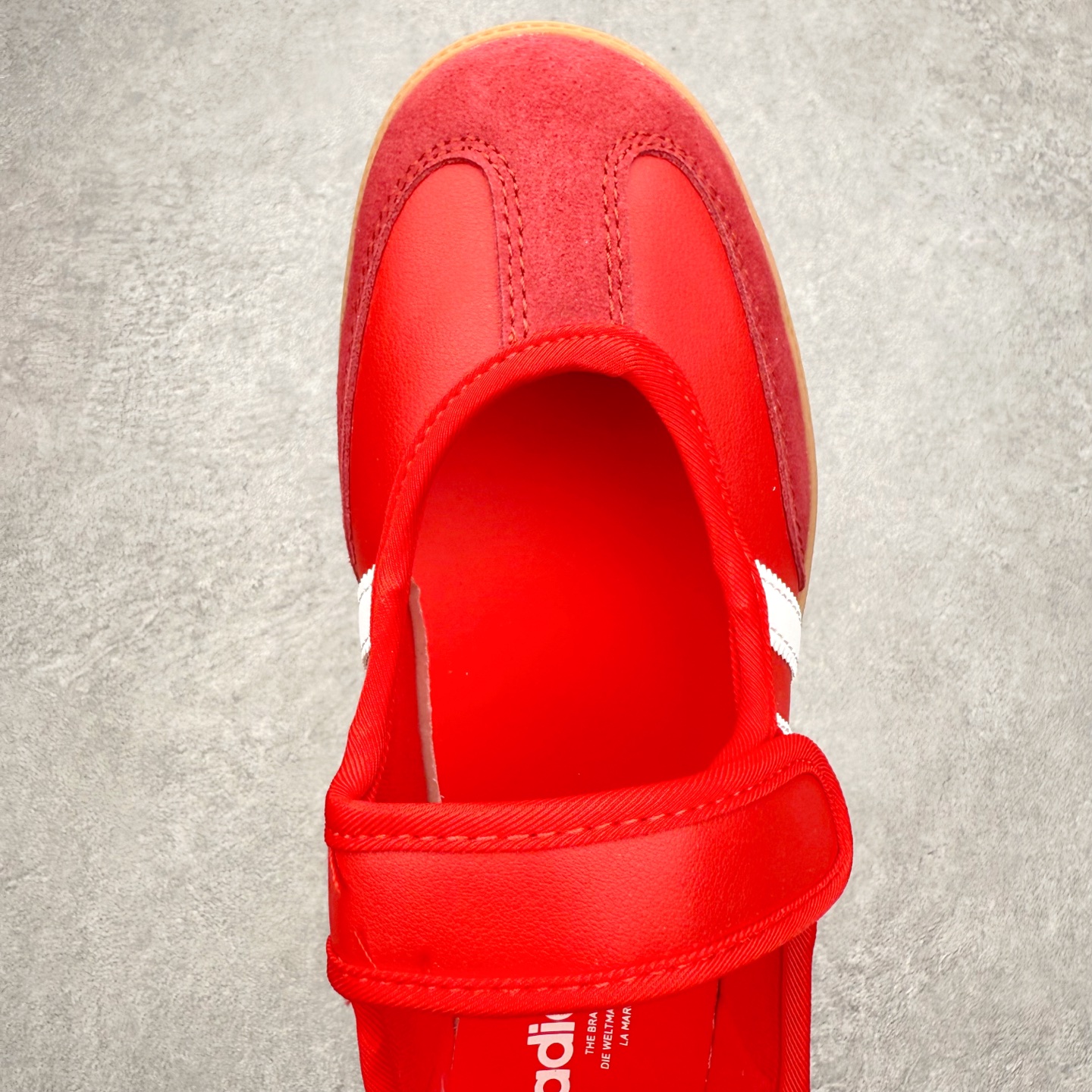 图片[4]-＃DT AD Originals Samba Jane 舒适百搭桑巴玛丽珍鞋板鞋懒人一脚蹬运动鞋 采用皮革材质的设计融合了经典与现代元素 采用了玛丽珍鞋的特色设计 如鞋面上的扣带和环扣装饰 同时保留了Samba鞋的经典三道杠设计和橡胶大底 这款鞋的鞋型修长 中足偏窄 整体贴合感强 适合标准脚型和宽脚型的人群 尺码：36 36.5 37 38 38.5 39 40 40.5 41-选品中心