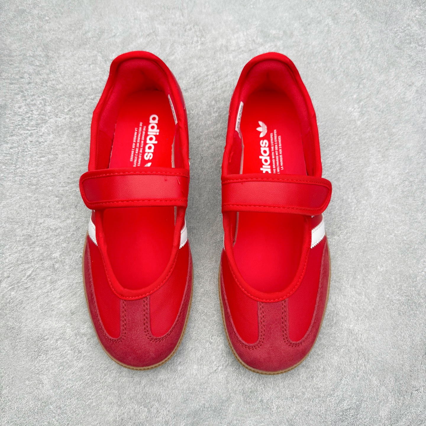 图片[2]-＃DT AD Originals Samba Jane 舒适百搭桑巴玛丽珍鞋板鞋懒人一脚蹬运动鞋 采用皮革材质的设计融合了经典与现代元素 采用了玛丽珍鞋的特色设计 如鞋面上的扣带和环扣装饰 同时保留了Samba鞋的经典三道杠设计和橡胶大底 这款鞋的鞋型修长 中足偏窄 整体贴合感强 适合标准脚型和宽脚型的人群 尺码：36 36.5 37 38 38.5 39 40 40.5 41-选品中心