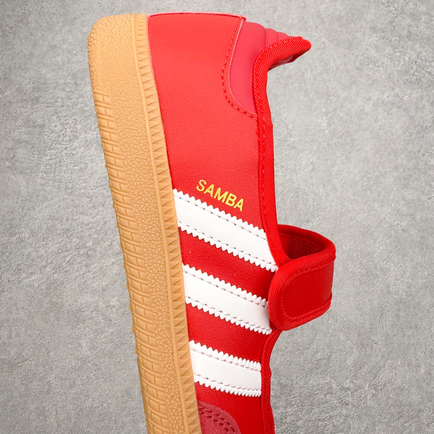 图片[6]-＃DT AD Originals Samba Jane 舒适百搭桑巴玛丽珍鞋板鞋懒人一脚蹬运动鞋 采用皮革材质的设计融合了经典与现代元素 采用了玛丽珍鞋的特色设计 如鞋面上的扣带和环扣装饰 同时保留了Samba鞋的经典三道杠设计和橡胶大底 这款鞋的鞋型修长 中足偏窄 整体贴合感强 适合标准脚型和宽脚型的人群 尺码：36 36.5 37 38 38.5 39 40 40.5 41-选品中心