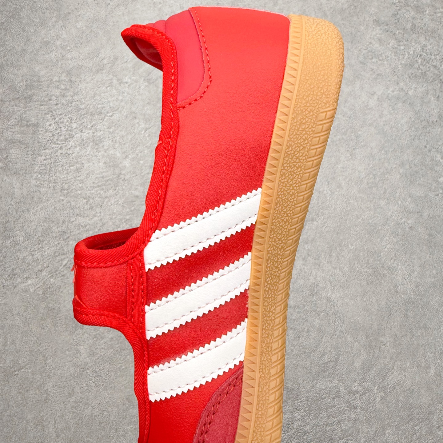 图片[7]-＃DT AD Originals Samba Jane 舒适百搭桑巴玛丽珍鞋板鞋懒人一脚蹬运动鞋 采用皮革材质的设计融合了经典与现代元素 采用了玛丽珍鞋的特色设计 如鞋面上的扣带和环扣装饰 同时保留了Samba鞋的经典三道杠设计和橡胶大底 这款鞋的鞋型修长 中足偏窄 整体贴合感强 适合标准脚型和宽脚型的人群 尺码：36 36.5 37 38 38.5 39 40 40.5 41-选品中心