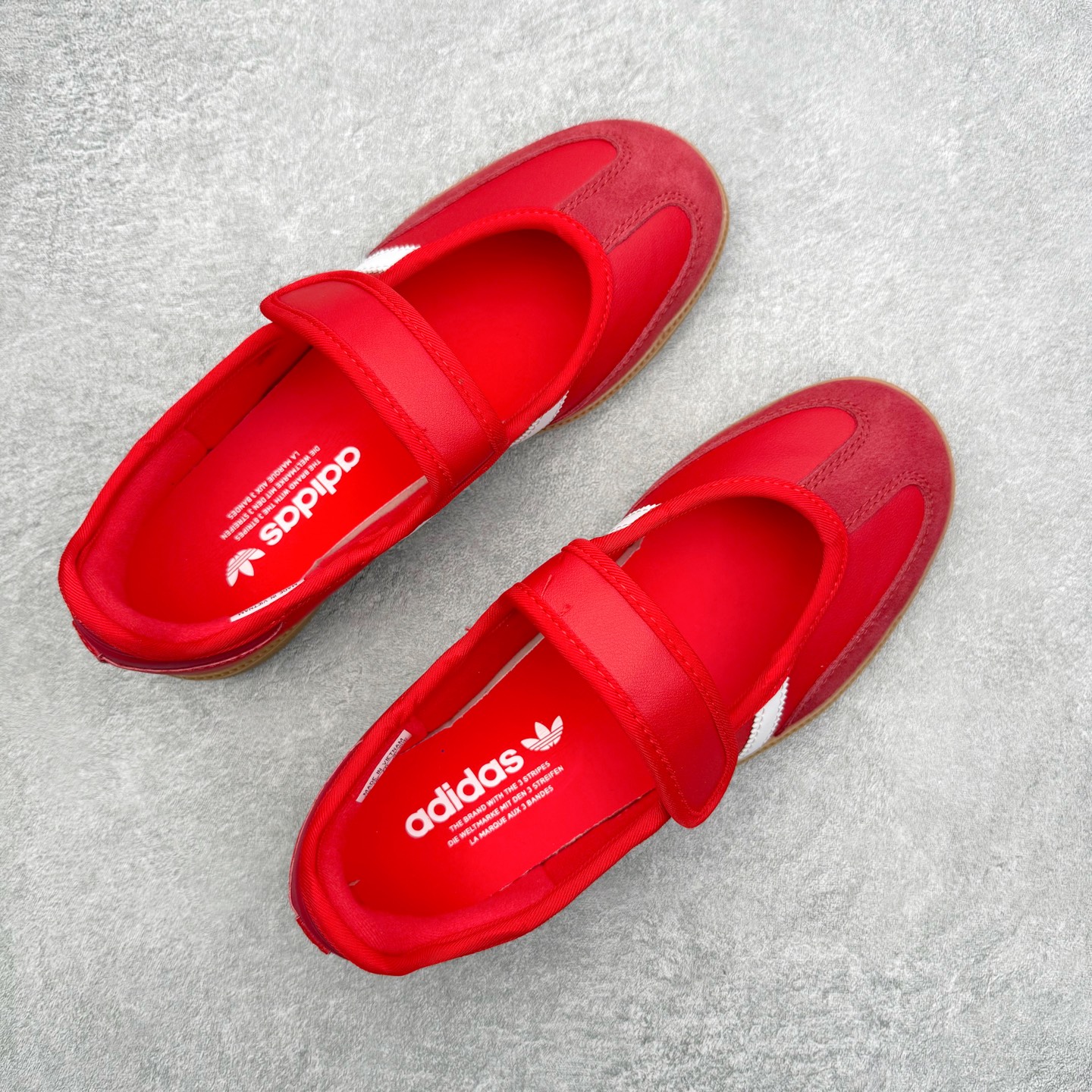 图片[3]-＃DT AD Originals Samba Jane 舒适百搭桑巴玛丽珍鞋板鞋懒人一脚蹬运动鞋 采用皮革材质的设计融合了经典与现代元素 采用了玛丽珍鞋的特色设计 如鞋面上的扣带和环扣装饰 同时保留了Samba鞋的经典三道杠设计和橡胶大底 这款鞋的鞋型修长 中足偏窄 整体贴合感强 适合标准脚型和宽脚型的人群 尺码：36 36.5 37 38 38.5 39 40 40.5 41-选品中心