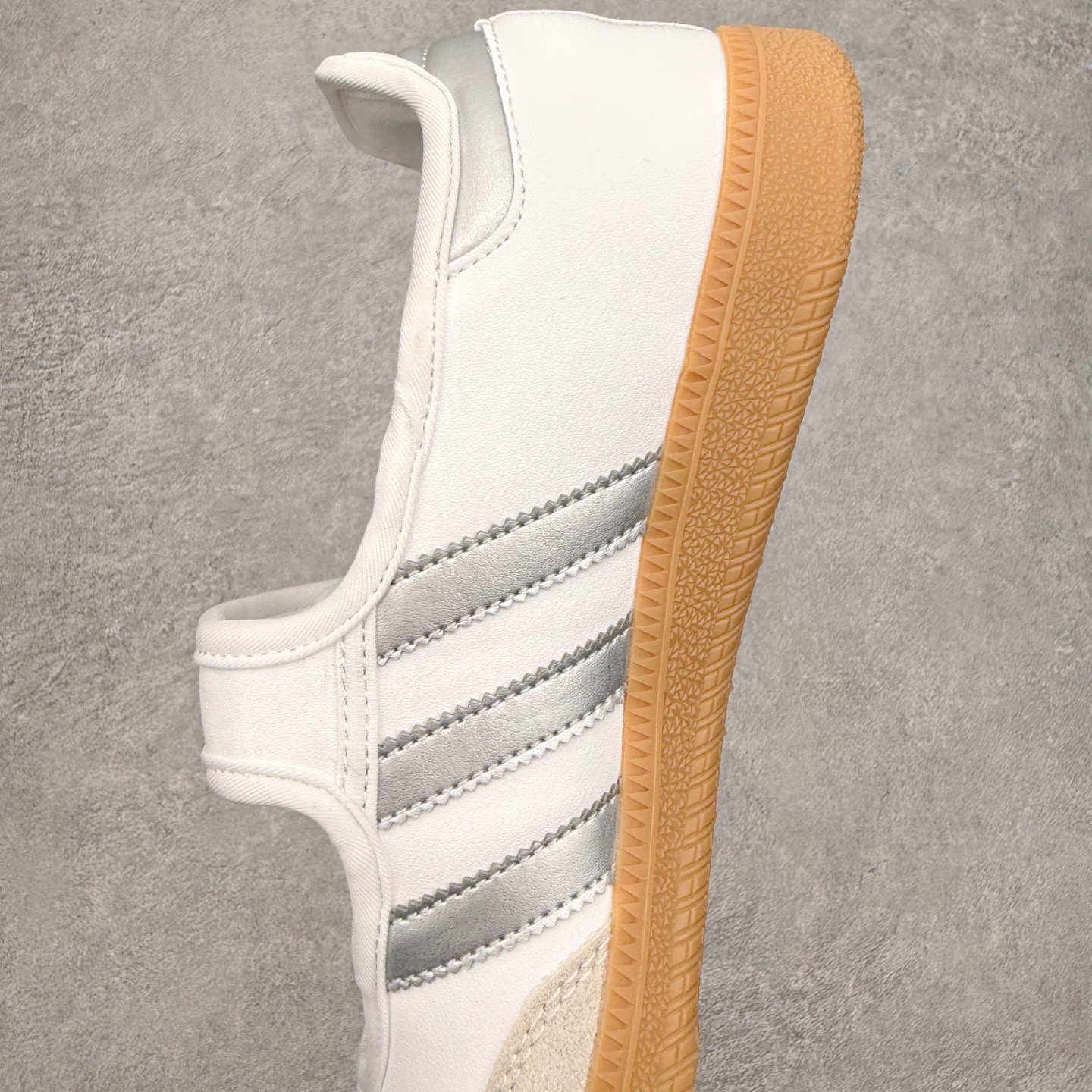 图片[7]-＃DT AD Originals Samba Jane 舒适百搭桑巴玛丽珍鞋板鞋懒人一脚蹬运动鞋 采用皮革材质的设计融合了经典与现代元素 采用了玛丽珍鞋的特色设计 如鞋面上的扣带和环扣装饰 同时保留了Samba鞋的经典三道杠设计和橡胶大底 这款鞋的鞋型修长 中足偏窄 整体贴合感强 适合标准脚型和宽脚型的人群 尺码：36 36.5 37 38 38.5 39 40 40.5 41-选品中心