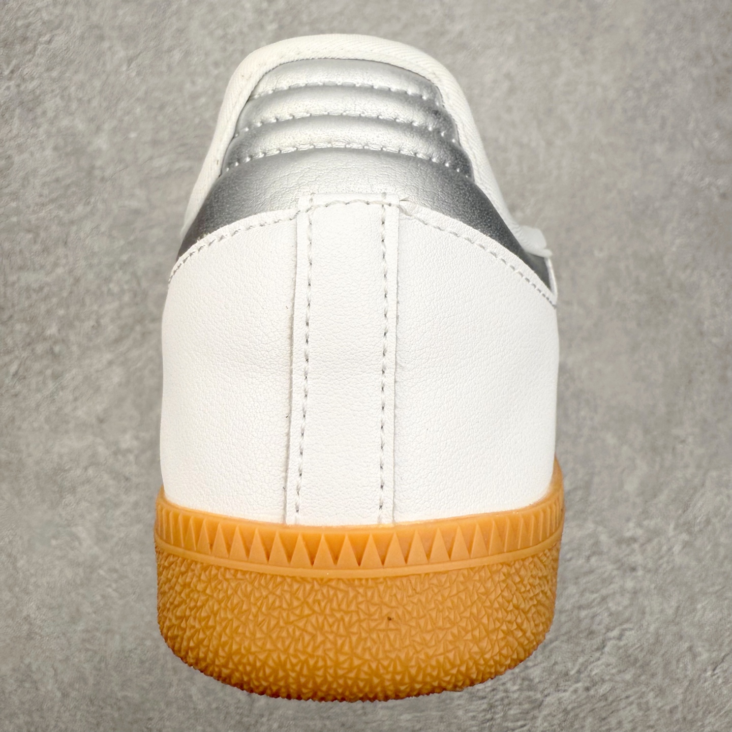 图片[8]-＃DT AD Originals Samba Jane 舒适百搭桑巴玛丽珍鞋板鞋懒人一脚蹬运动鞋 采用皮革材质的设计融合了经典与现代元素 采用了玛丽珍鞋的特色设计 如鞋面上的扣带和环扣装饰 同时保留了Samba鞋的经典三道杠设计和橡胶大底 这款鞋的鞋型修长 中足偏窄 整体贴合感强 适合标准脚型和宽脚型的人群 尺码：36 36.5 37 38 38.5 39 40 40.5 41-选品中心