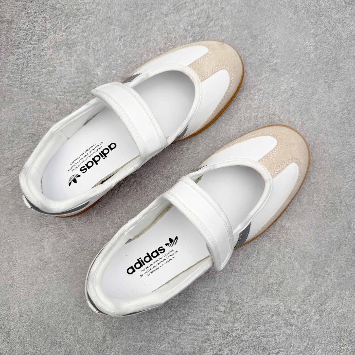 图片[3]-＃DT AD Originals Samba Jane 舒适百搭桑巴玛丽珍鞋板鞋懒人一脚蹬运动鞋 采用皮革材质的设计融合了经典与现代元素 采用了玛丽珍鞋的特色设计 如鞋面上的扣带和环扣装饰 同时保留了Samba鞋的经典三道杠设计和橡胶大底 这款鞋的鞋型修长 中足偏窄 整体贴合感强 适合标准脚型和宽脚型的人群 尺码：36 36.5 37 38 38.5 39 40 40.5 41-选品中心