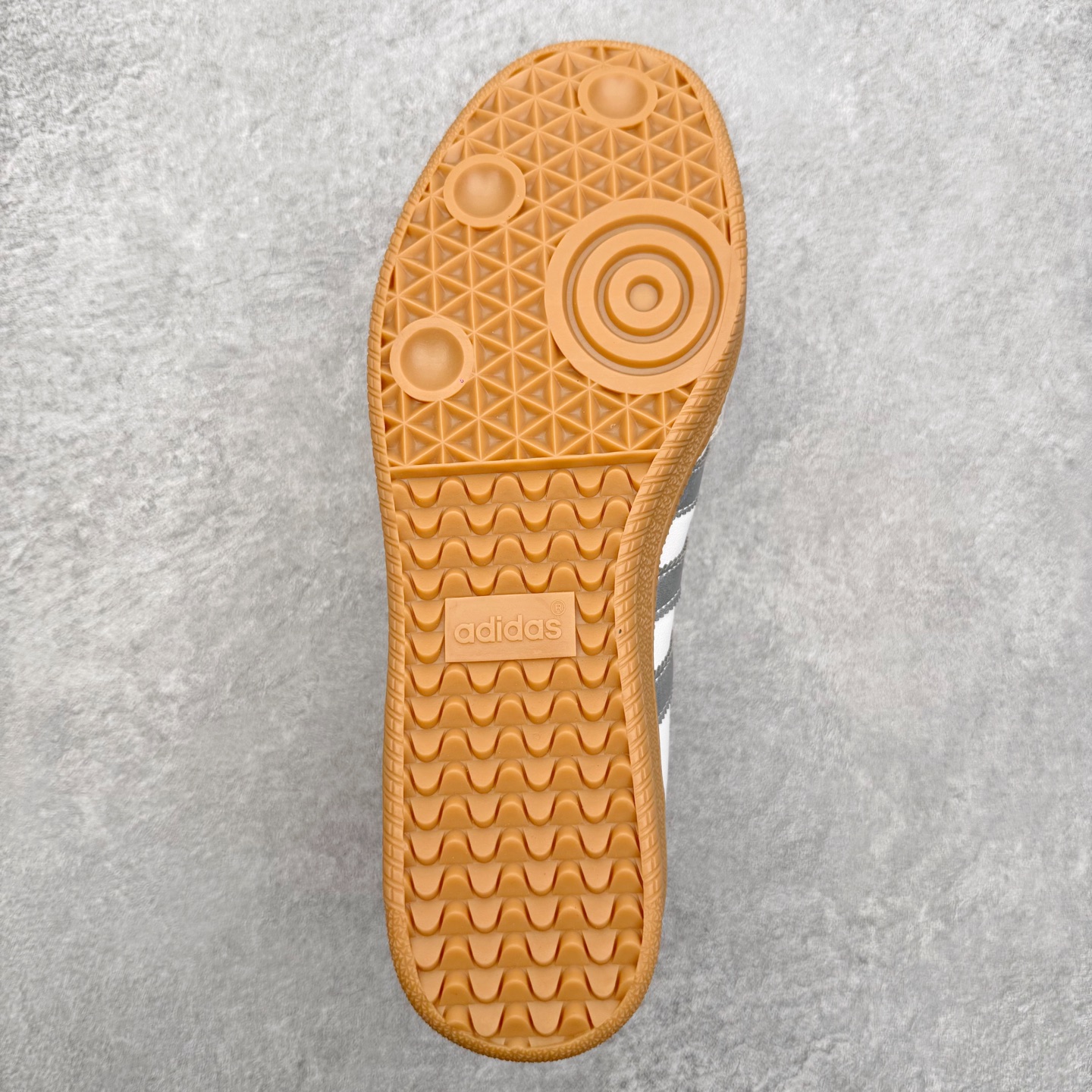 图片[9]-＃DT AD Originals Samba Jane 舒适百搭桑巴玛丽珍鞋板鞋懒人一脚蹬运动鞋 采用皮革材质的设计融合了经典与现代元素 采用了玛丽珍鞋的特色设计 如鞋面上的扣带和环扣装饰 同时保留了Samba鞋的经典三道杠设计和橡胶大底 这款鞋的鞋型修长 中足偏窄 整体贴合感强 适合标准脚型和宽脚型的人群 尺码：36 36.5 37 38 38.5 39 40 40.5 41-选品中心