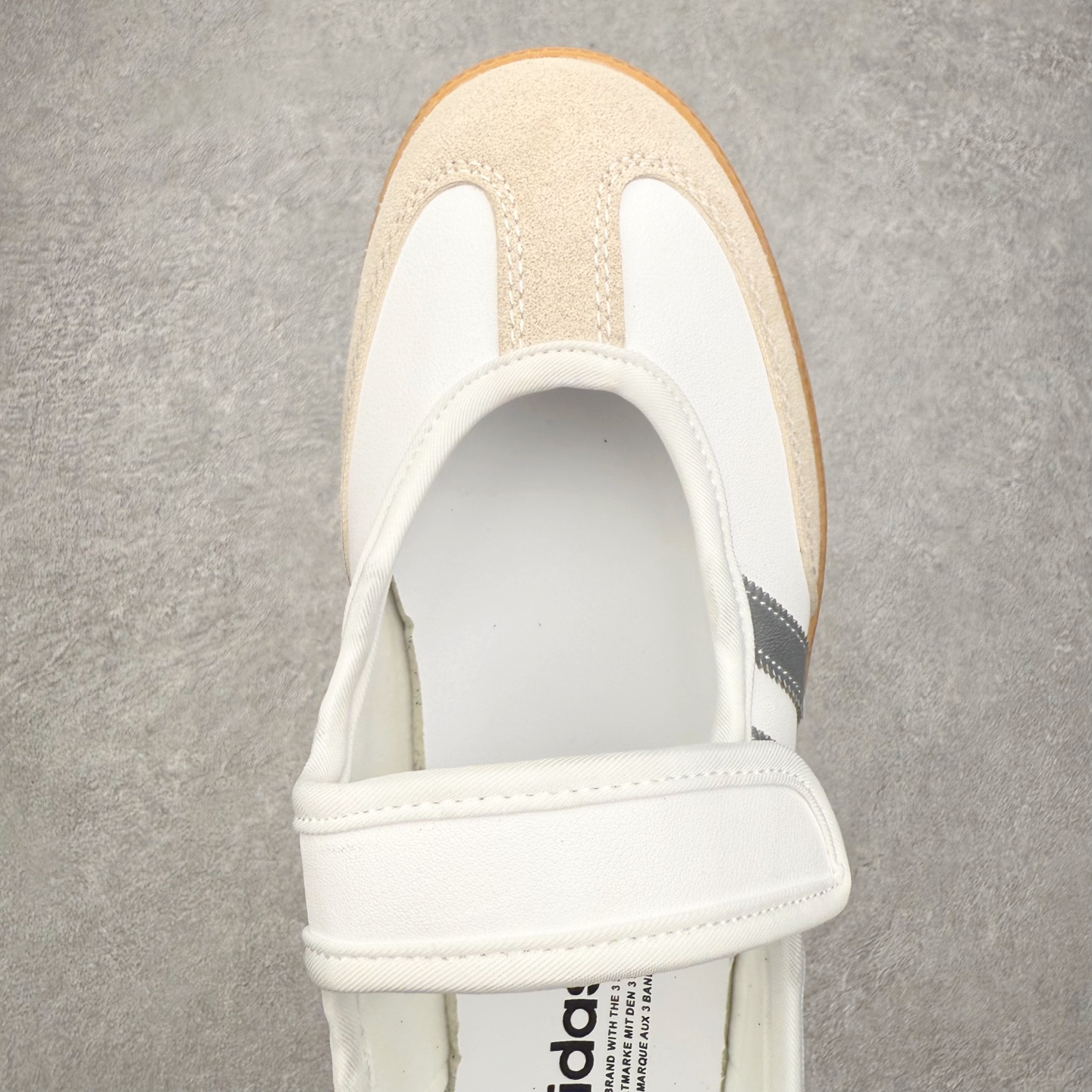 图片[4]-＃DT AD Originals Samba Jane 舒适百搭桑巴玛丽珍鞋板鞋懒人一脚蹬运动鞋 采用皮革材质的设计融合了经典与现代元素 采用了玛丽珍鞋的特色设计 如鞋面上的扣带和环扣装饰 同时保留了Samba鞋的经典三道杠设计和橡胶大底 这款鞋的鞋型修长 中足偏窄 整体贴合感强 适合标准脚型和宽脚型的人群 尺码：36 36.5 37 38 38.5 39 40 40.5 41-选品中心