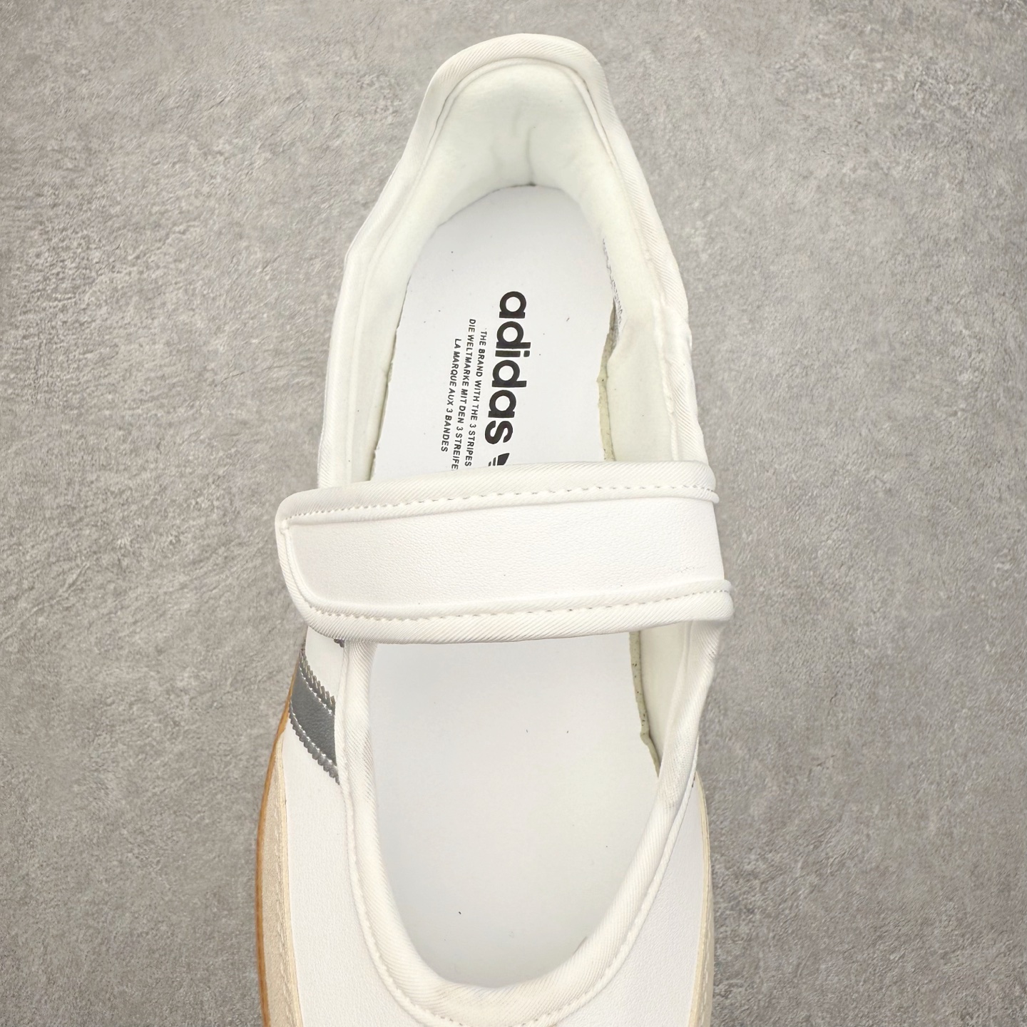 图片[5]-＃DT AD Originals Samba Jane 舒适百搭桑巴玛丽珍鞋板鞋懒人一脚蹬运动鞋 采用皮革材质的设计融合了经典与现代元素 采用了玛丽珍鞋的特色设计 如鞋面上的扣带和环扣装饰 同时保留了Samba鞋的经典三道杠设计和橡胶大底 这款鞋的鞋型修长 中足偏窄 整体贴合感强 适合标准脚型和宽脚型的人群 尺码：36 36.5 37 38 38.5 39 40 40.5 41-选品中心