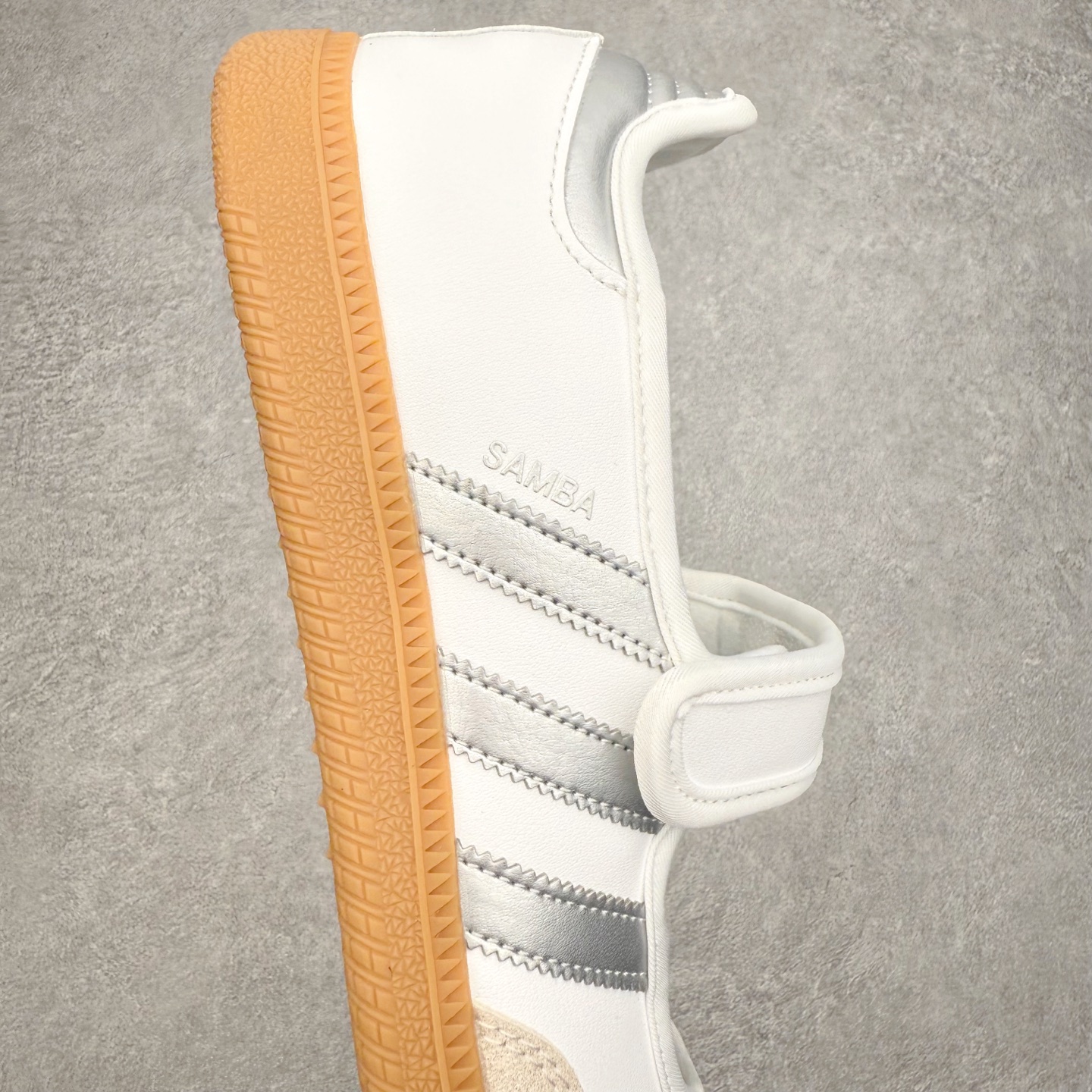 图片[6]-＃DT AD Originals Samba Jane 舒适百搭桑巴玛丽珍鞋板鞋懒人一脚蹬运动鞋 采用皮革材质的设计融合了经典与现代元素 采用了玛丽珍鞋的特色设计 如鞋面上的扣带和环扣装饰 同时保留了Samba鞋的经典三道杠设计和橡胶大底 这款鞋的鞋型修长 中足偏窄 整体贴合感强 适合标准脚型和宽脚型的人群 尺码：36 36.5 37 38 38.5 39 40 40.5 41-选品中心