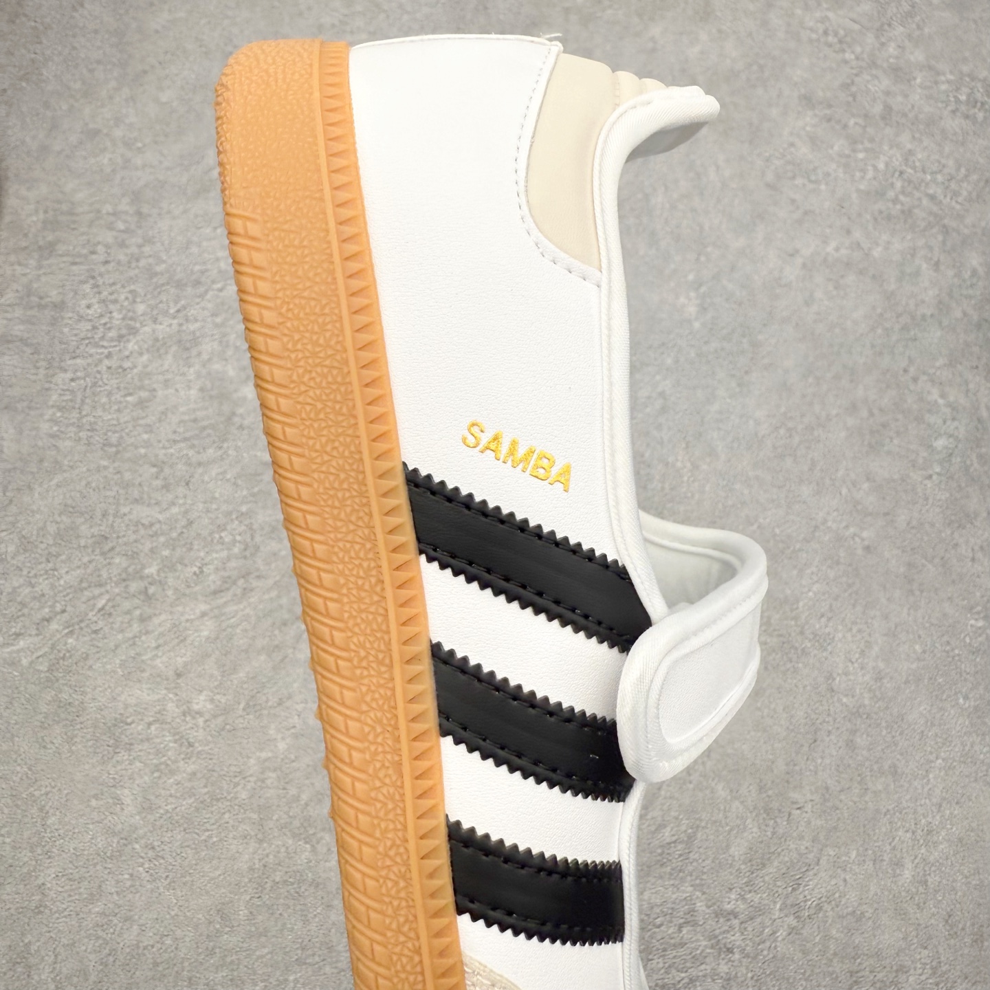 图片[6]-＃DT AD Originals Samba Jane 舒适百搭桑巴玛丽珍鞋板鞋懒人一脚蹬运动鞋 采用皮革材质的设计融合了经典与现代元素 采用了玛丽珍鞋的特色设计 如鞋面上的扣带和环扣装饰 同时保留了Samba鞋的经典三道杠设计和橡胶大底 这款鞋的鞋型修长 中足偏窄 整体贴合感强 适合标准脚型和宽脚型的人群 尺码：36 36.5 37 38 38.5 39 40 40.5 41-选品中心