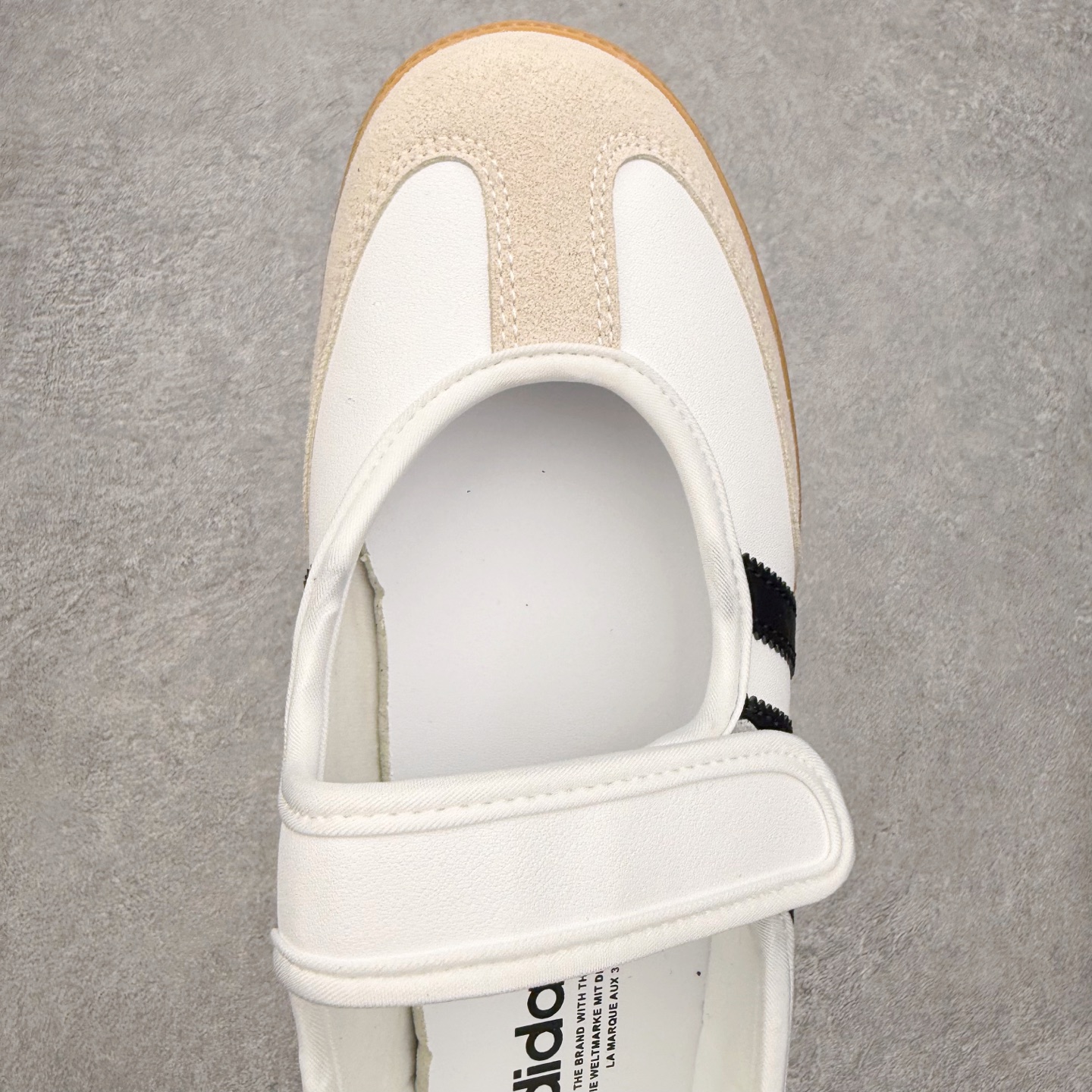 图片[4]-＃DT AD Originals Samba Jane 舒适百搭桑巴玛丽珍鞋板鞋懒人一脚蹬运动鞋 采用皮革材质的设计融合了经典与现代元素 采用了玛丽珍鞋的特色设计 如鞋面上的扣带和环扣装饰 同时保留了Samba鞋的经典三道杠设计和橡胶大底 这款鞋的鞋型修长 中足偏窄 整体贴合感强 适合标准脚型和宽脚型的人群 尺码：36 36.5 37 38 38.5 39 40 40.5 41-选品中心