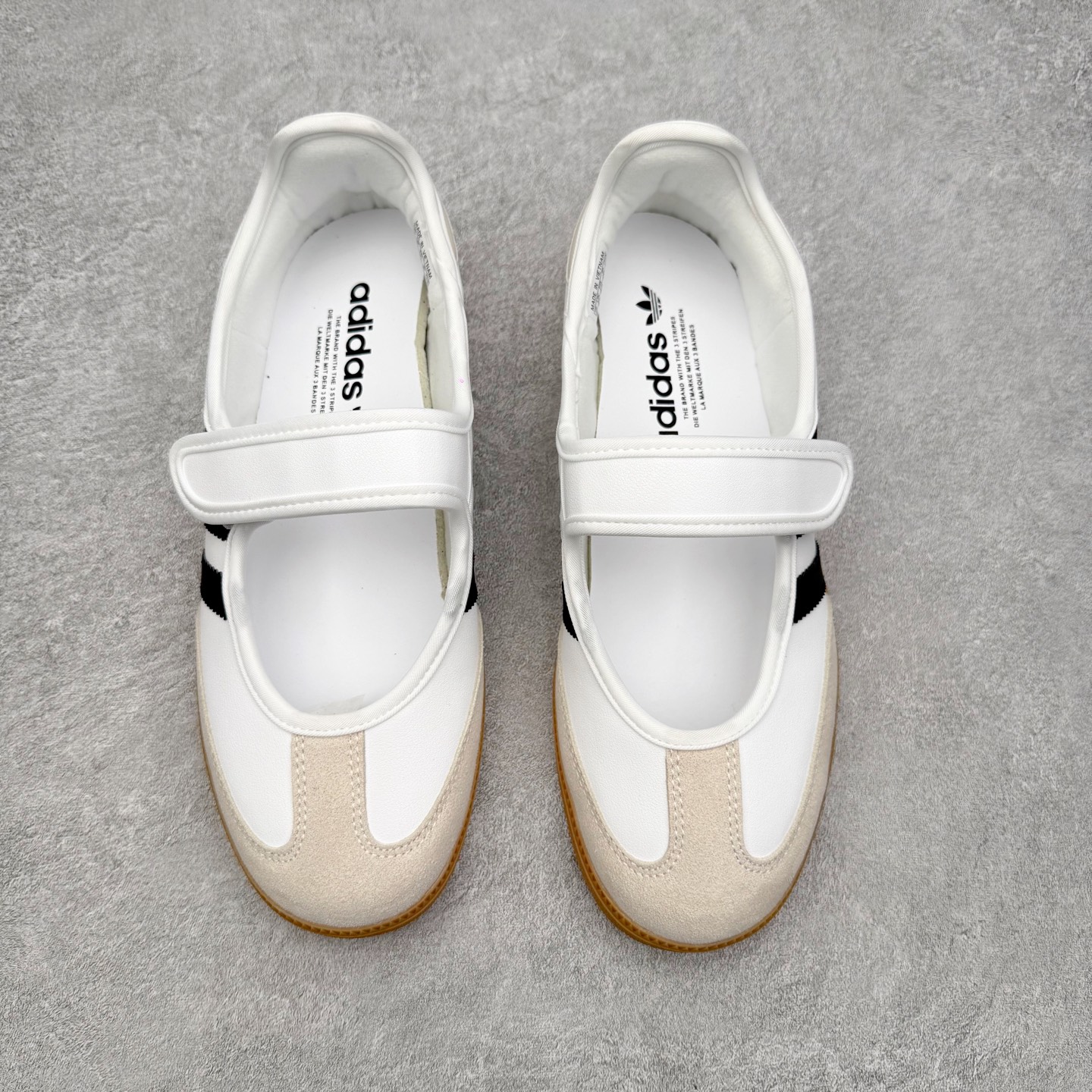 图片[2]-＃DT AD Originals Samba Jane 舒适百搭桑巴玛丽珍鞋板鞋懒人一脚蹬运动鞋 采用皮革材质的设计融合了经典与现代元素 采用了玛丽珍鞋的特色设计 如鞋面上的扣带和环扣装饰 同时保留了Samba鞋的经典三道杠设计和橡胶大底 这款鞋的鞋型修长 中足偏窄 整体贴合感强 适合标准脚型和宽脚型的人群 尺码：36 36.5 37 38 38.5 39 40 40.5 41-选品中心