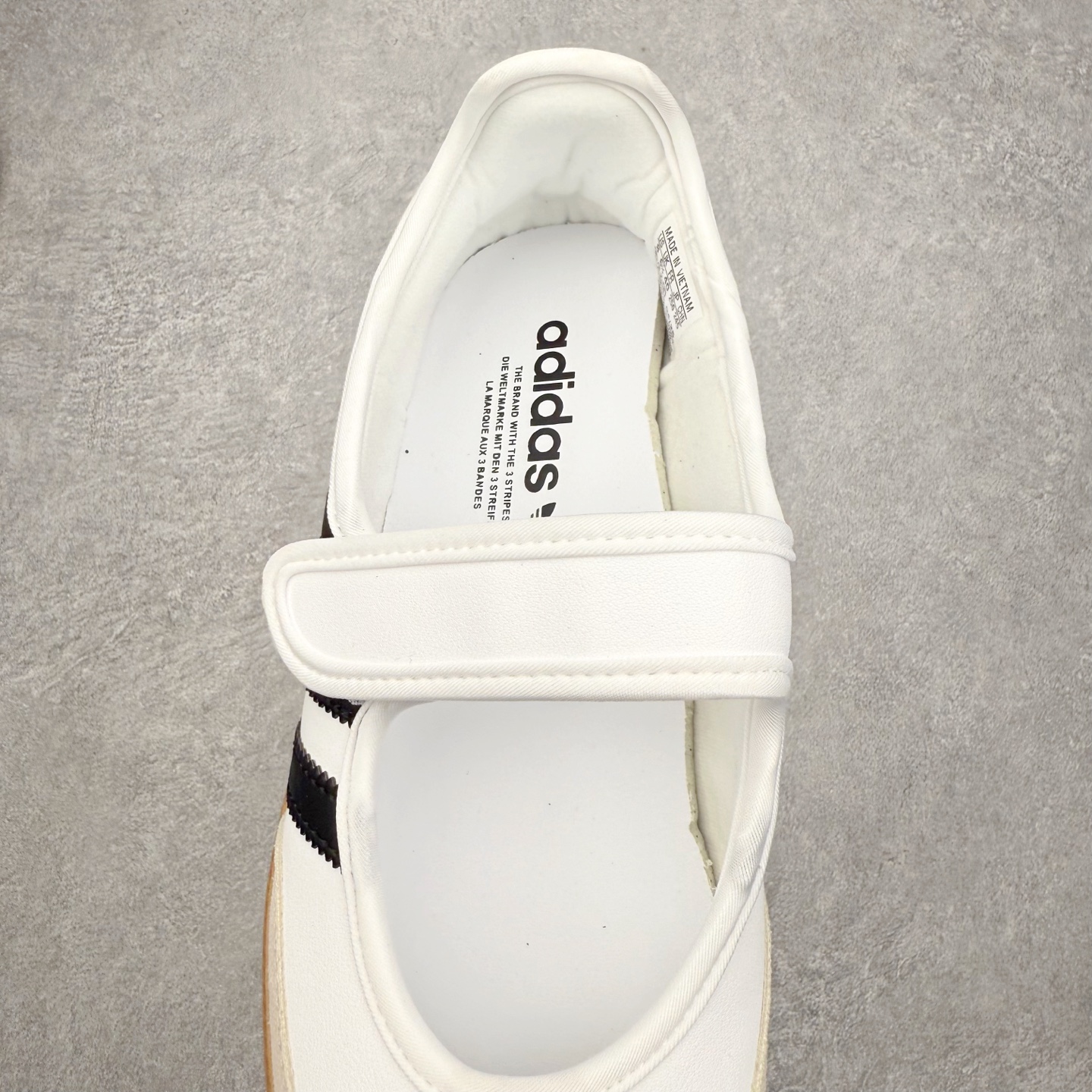 图片[5]-＃DT AD Originals Samba Jane 舒适百搭桑巴玛丽珍鞋板鞋懒人一脚蹬运动鞋 采用皮革材质的设计融合了经典与现代元素 采用了玛丽珍鞋的特色设计 如鞋面上的扣带和环扣装饰 同时保留了Samba鞋的经典三道杠设计和橡胶大底 这款鞋的鞋型修长 中足偏窄 整体贴合感强 适合标准脚型和宽脚型的人群 尺码：36 36.5 37 38 38.5 39 40 40.5 41-选品中心