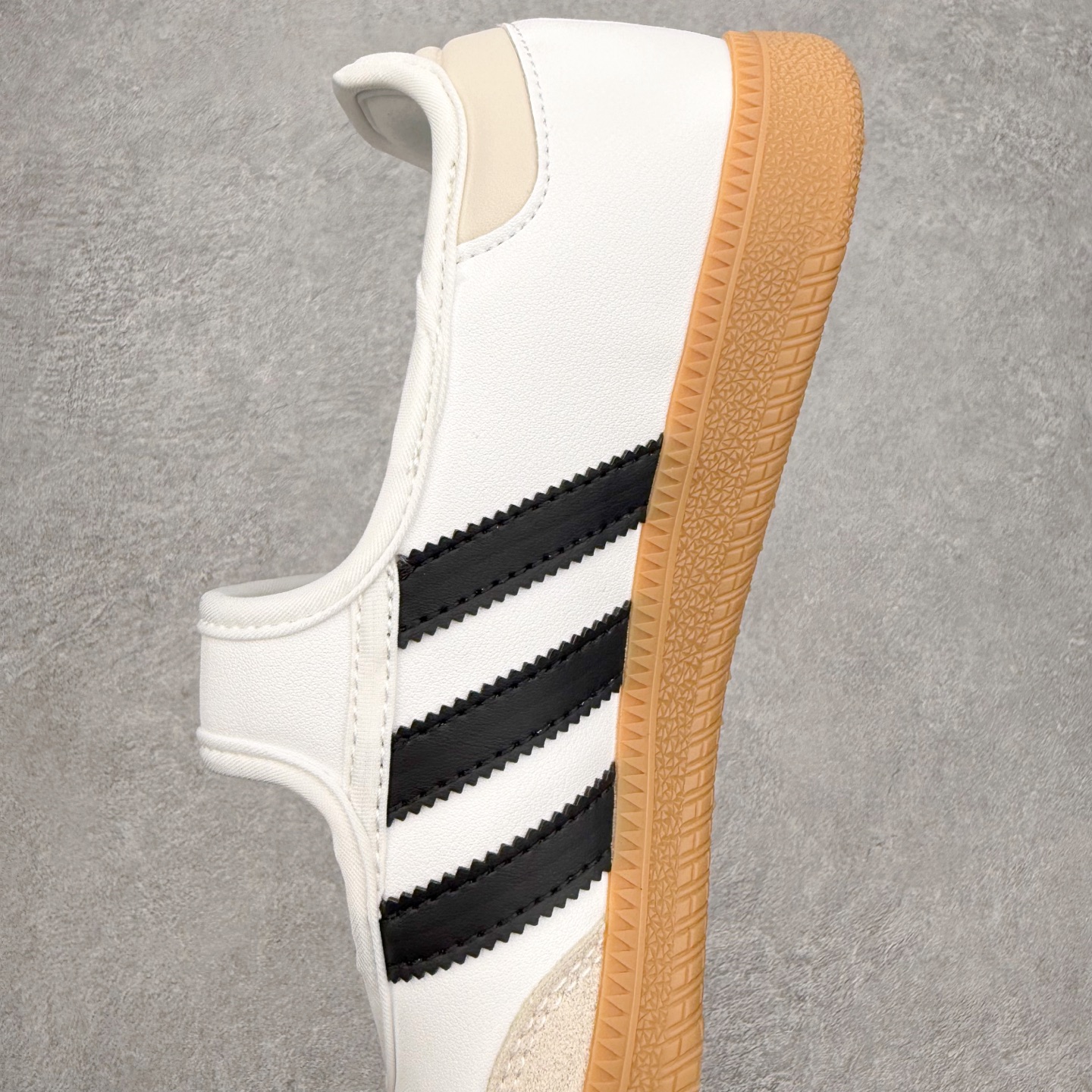 图片[7]-＃DT AD Originals Samba Jane 舒适百搭桑巴玛丽珍鞋板鞋懒人一脚蹬运动鞋 采用皮革材质的设计融合了经典与现代元素 采用了玛丽珍鞋的特色设计 如鞋面上的扣带和环扣装饰 同时保留了Samba鞋的经典三道杠设计和橡胶大底 这款鞋的鞋型修长 中足偏窄 整体贴合感强 适合标准脚型和宽脚型的人群 尺码：36 36.5 37 38 38.5 39 40 40.5 41-选品中心