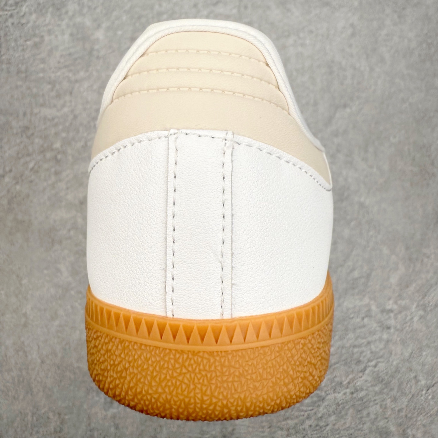 图片[8]-＃DT AD Originals Samba Jane 舒适百搭桑巴玛丽珍鞋板鞋懒人一脚蹬运动鞋 采用皮革材质的设计融合了经典与现代元素 采用了玛丽珍鞋的特色设计 如鞋面上的扣带和环扣装饰 同时保留了Samba鞋的经典三道杠设计和橡胶大底 这款鞋的鞋型修长 中足偏窄 整体贴合感强 适合标准脚型和宽脚型的人群 尺码：36 36.5 37 38 38.5 39 40 40.5 41-选品中心