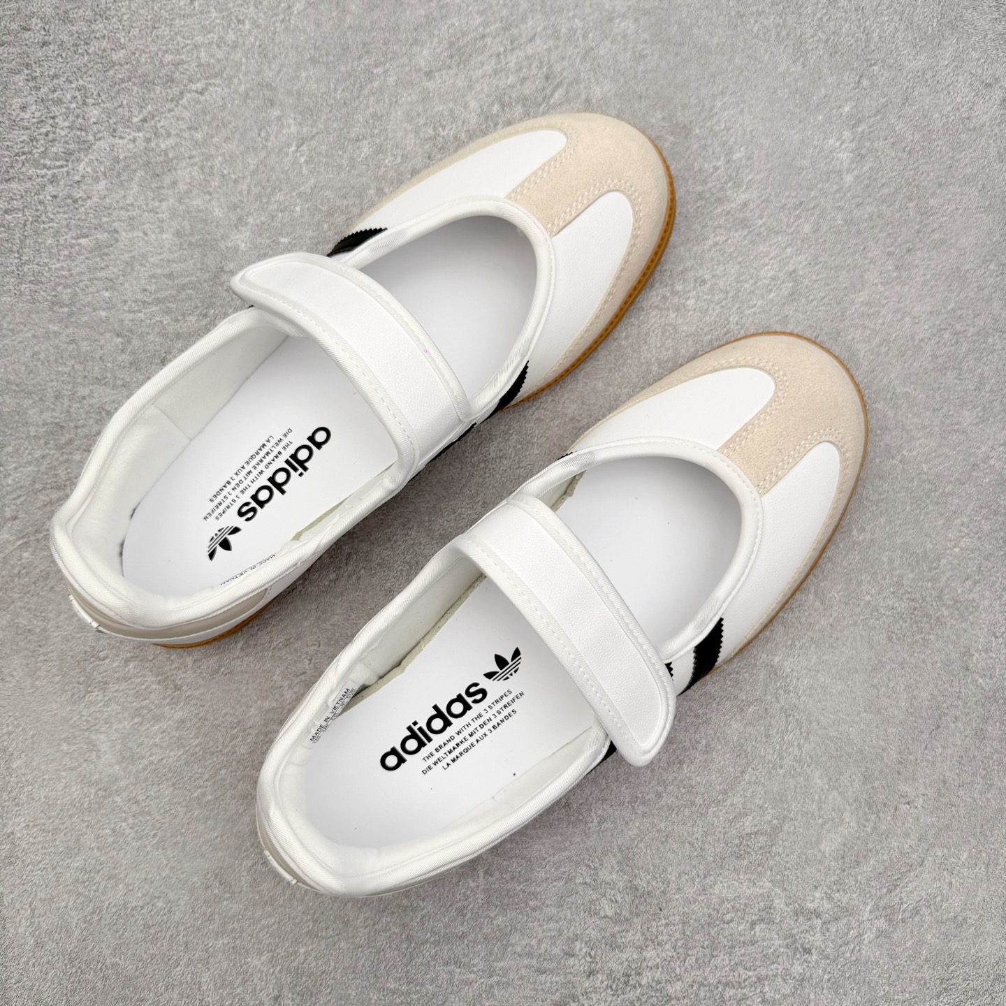 图片[3]-＃DT AD Originals Samba Jane 舒适百搭桑巴玛丽珍鞋板鞋懒人一脚蹬运动鞋 采用皮革材质的设计融合了经典与现代元素 采用了玛丽珍鞋的特色设计 如鞋面上的扣带和环扣装饰 同时保留了Samba鞋的经典三道杠设计和橡胶大底 这款鞋的鞋型修长 中足偏窄 整体贴合感强 适合标准脚型和宽脚型的人群 尺码：36 36.5 37 38 38.5 39 40 40.5 41-选品中心