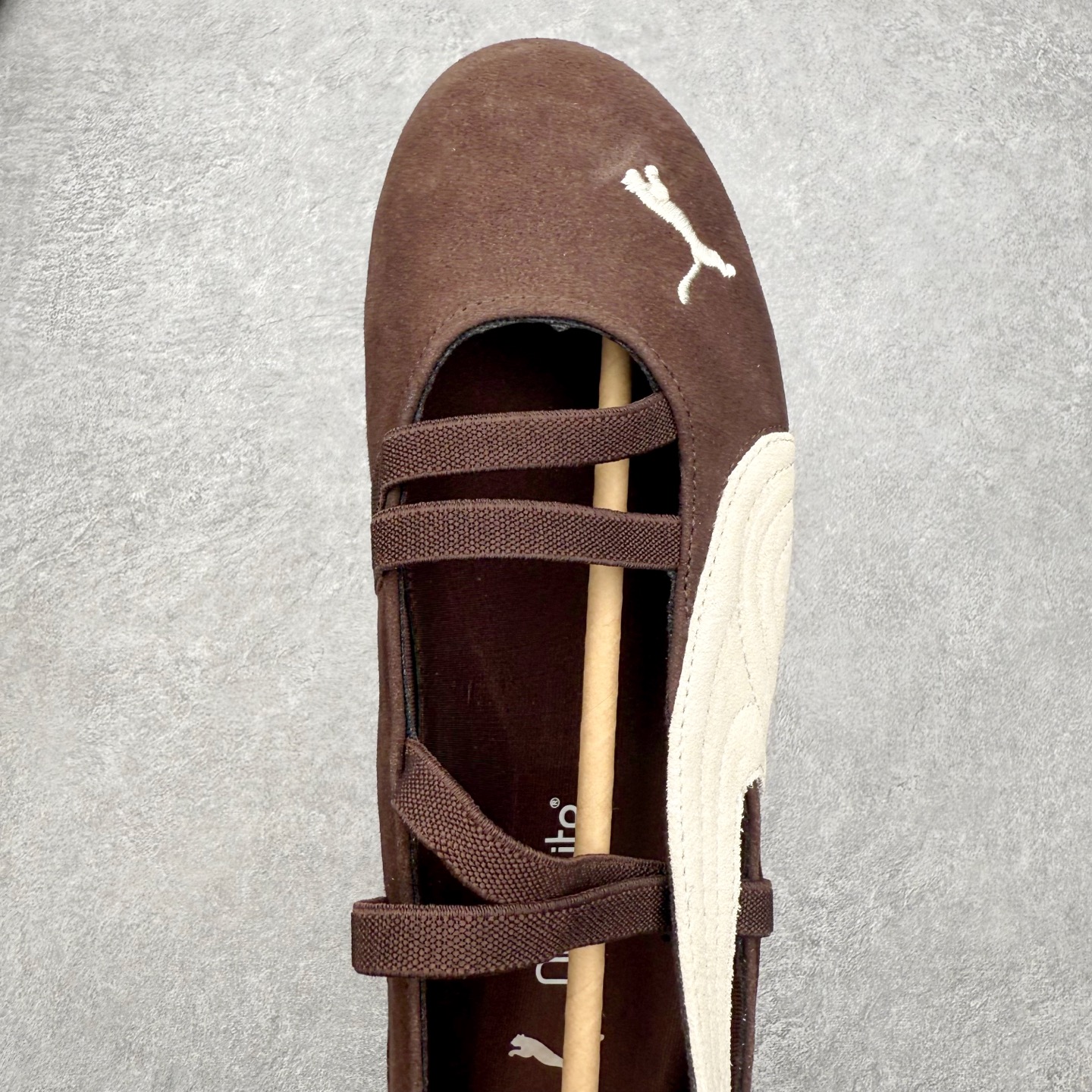 图片[4]-＃DT PUMA Speedcat Ballerina 彪马柔软舒适防滑耐磨低帮生活休闲鞋芭蕾舞鞋单鞋玛丽珍鞋 这次，PUMA决定再对Speedcat来一次创新，以芭蕾舞鞋为灵感，将芭蕾舞鞋的灵动与轻盈感与赛车鞋融为一体，带来极具个性的全新鞋款Speedcat Ballerina。Speedcat Ballerina由Speedcat去除鞋舌、鞋带以及部分鞋侧位打造而成，鞋带部分被改为如同芭蕾鞋般的交叉弹性带，PUMA的标志依旧设计于鞋侧旁，整个鞋款外观变得更加优雅。Speedcat Ballerina 还汲取了赛车鞋的抓地设计，配备经典橡胶大底。尺码：36 37 37.5 38 38.5 39 40 40.5 41-选品中心