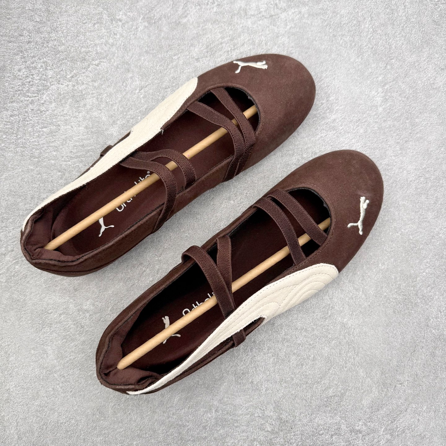 图片[3]-＃DT PUMA Speedcat Ballerina 彪马柔软舒适防滑耐磨低帮生活休闲鞋芭蕾舞鞋单鞋玛丽珍鞋 这次，PUMA决定再对Speedcat来一次创新，以芭蕾舞鞋为灵感，将芭蕾舞鞋的灵动与轻盈感与赛车鞋融为一体，带来极具个性的全新鞋款Speedcat Ballerina。Speedcat Ballerina由Speedcat去除鞋舌、鞋带以及部分鞋侧位打造而成，鞋带部分被改为如同芭蕾鞋般的交叉弹性带，PUMA的标志依旧设计于鞋侧旁，整个鞋款外观变得更加优雅。Speedcat Ballerina 还汲取了赛车鞋的抓地设计，配备经典橡胶大底。尺码：36 37 37.5 38 38.5 39 40 40.5 41-选品中心