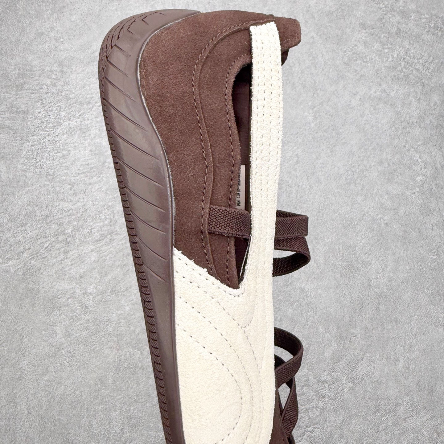 图片[6]-＃DT PUMA Speedcat Ballerina 彪马柔软舒适防滑耐磨低帮生活休闲鞋芭蕾舞鞋单鞋玛丽珍鞋 这次，PUMA决定再对Speedcat来一次创新，以芭蕾舞鞋为灵感，将芭蕾舞鞋的灵动与轻盈感与赛车鞋融为一体，带来极具个性的全新鞋款Speedcat Ballerina。Speedcat Ballerina由Speedcat去除鞋舌、鞋带以及部分鞋侧位打造而成，鞋带部分被改为如同芭蕾鞋般的交叉弹性带，PUMA的标志依旧设计于鞋侧旁，整个鞋款外观变得更加优雅。Speedcat Ballerina 还汲取了赛车鞋的抓地设计，配备经典橡胶大底。尺码：36 37 37.5 38 38.5 39 40 40.5 41-选品中心