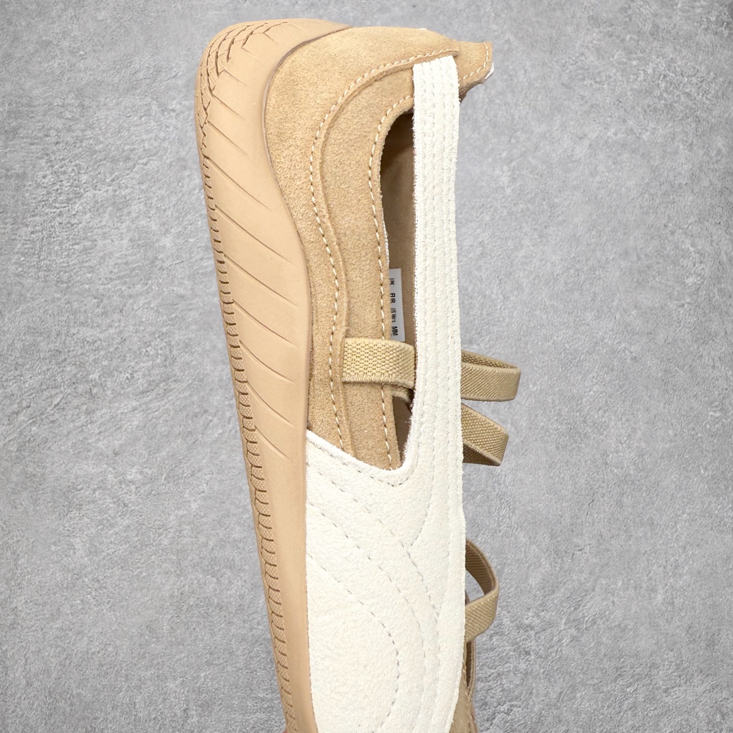 图片[6]-＃DT PUMA Speedcat Ballerina 彪马柔软舒适防滑耐磨低帮生活休闲鞋芭蕾舞鞋单鞋玛丽珍鞋 这次，PUMA决定再对Speedcat来一次创新，以芭蕾舞鞋为灵感，将芭蕾舞鞋的灵动与轻盈感与赛车鞋融为一体，带来极具个性的全新鞋款Speedcat Ballerina。Speedcat Ballerina由Speedcat去除鞋舌、鞋带以及部分鞋侧位打造而成，鞋带部分被改为如同芭蕾鞋般的交叉弹性带，PUMA的标志依旧设计于鞋侧旁，整个鞋款外观变得更加优雅。Speedcat Ballerina 还汲取了赛车鞋的抓地设计，配备经典橡胶大底。尺码：36 37 37.5 38 38.5 39 40 40.5 41-选品中心