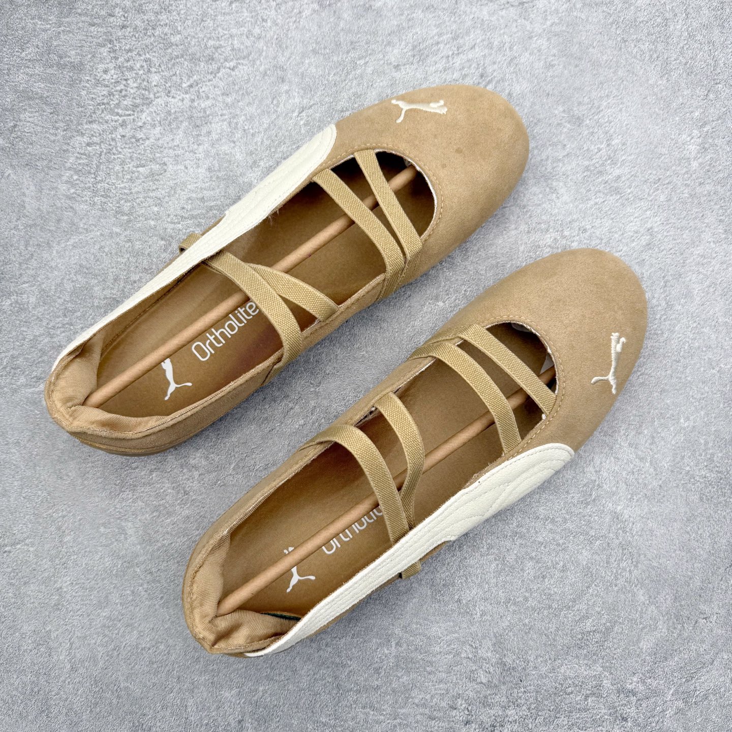 图片[3]-＃DT PUMA Speedcat Ballerina 彪马柔软舒适防滑耐磨低帮生活休闲鞋芭蕾舞鞋单鞋玛丽珍鞋 这次，PUMA决定再对Speedcat来一次创新，以芭蕾舞鞋为灵感，将芭蕾舞鞋的灵动与轻盈感与赛车鞋融为一体，带来极具个性的全新鞋款Speedcat Ballerina。Speedcat Ballerina由Speedcat去除鞋舌、鞋带以及部分鞋侧位打造而成，鞋带部分被改为如同芭蕾鞋般的交叉弹性带，PUMA的标志依旧设计于鞋侧旁，整个鞋款外观变得更加优雅。Speedcat Ballerina 还汲取了赛车鞋的抓地设计，配备经典橡胶大底。尺码：36 37 37.5 38 38.5 39 40 40.5 41-选品中心