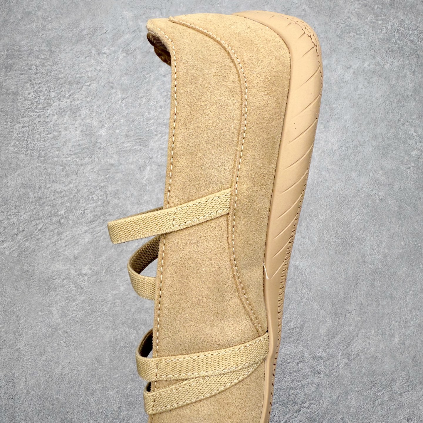 图片[7]-＃DT PUMA Speedcat Ballerina 彪马柔软舒适防滑耐磨低帮生活休闲鞋芭蕾舞鞋单鞋玛丽珍鞋 这次，PUMA决定再对Speedcat来一次创新，以芭蕾舞鞋为灵感，将芭蕾舞鞋的灵动与轻盈感与赛车鞋融为一体，带来极具个性的全新鞋款Speedcat Ballerina。Speedcat Ballerina由Speedcat去除鞋舌、鞋带以及部分鞋侧位打造而成，鞋带部分被改为如同芭蕾鞋般的交叉弹性带，PUMA的标志依旧设计于鞋侧旁，整个鞋款外观变得更加优雅。Speedcat Ballerina 还汲取了赛车鞋的抓地设计，配备经典橡胶大底。尺码：36 37 37.5 38 38.5 39 40 40.5 41-选品中心