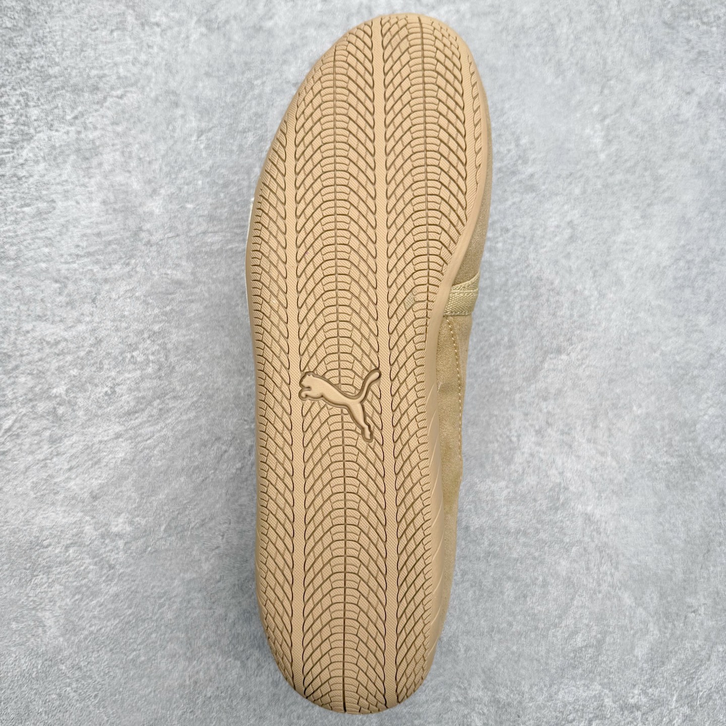 图片[9]-＃DT PUMA Speedcat Ballerina 彪马柔软舒适防滑耐磨低帮生活休闲鞋芭蕾舞鞋单鞋玛丽珍鞋 这次，PUMA决定再对Speedcat来一次创新，以芭蕾舞鞋为灵感，将芭蕾舞鞋的灵动与轻盈感与赛车鞋融为一体，带来极具个性的全新鞋款Speedcat Ballerina。Speedcat Ballerina由Speedcat去除鞋舌、鞋带以及部分鞋侧位打造而成，鞋带部分被改为如同芭蕾鞋般的交叉弹性带，PUMA的标志依旧设计于鞋侧旁，整个鞋款外观变得更加优雅。Speedcat Ballerina 还汲取了赛车鞋的抓地设计，配备经典橡胶大底。尺码：36 37 37.5 38 38.5 39 40 40.5 41-选品中心